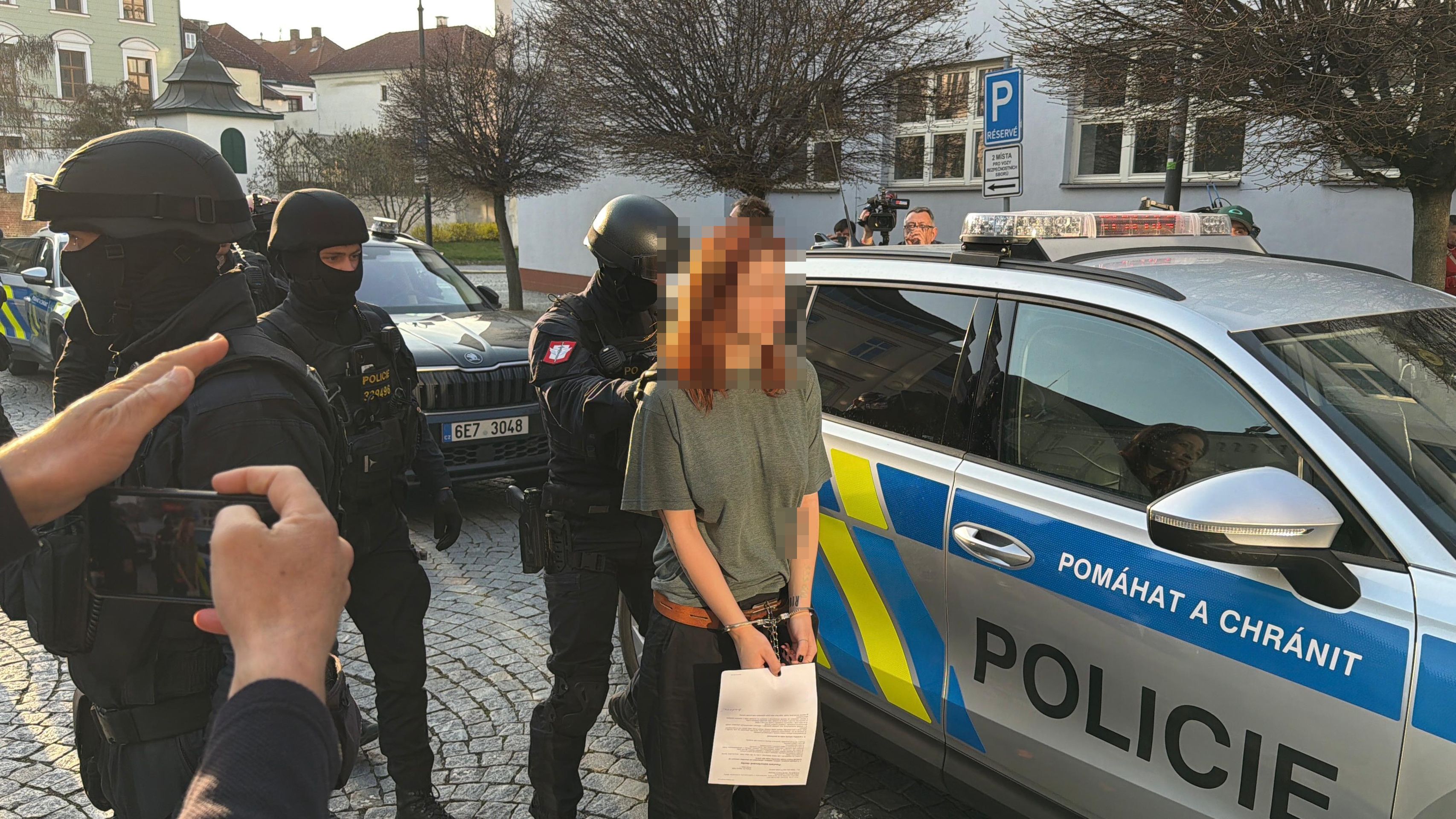 Zadržení pachatelé žhářského útoku v Pardubicích - Zadržení pachatelé žhářského útoku v Pardubicích (10/12)