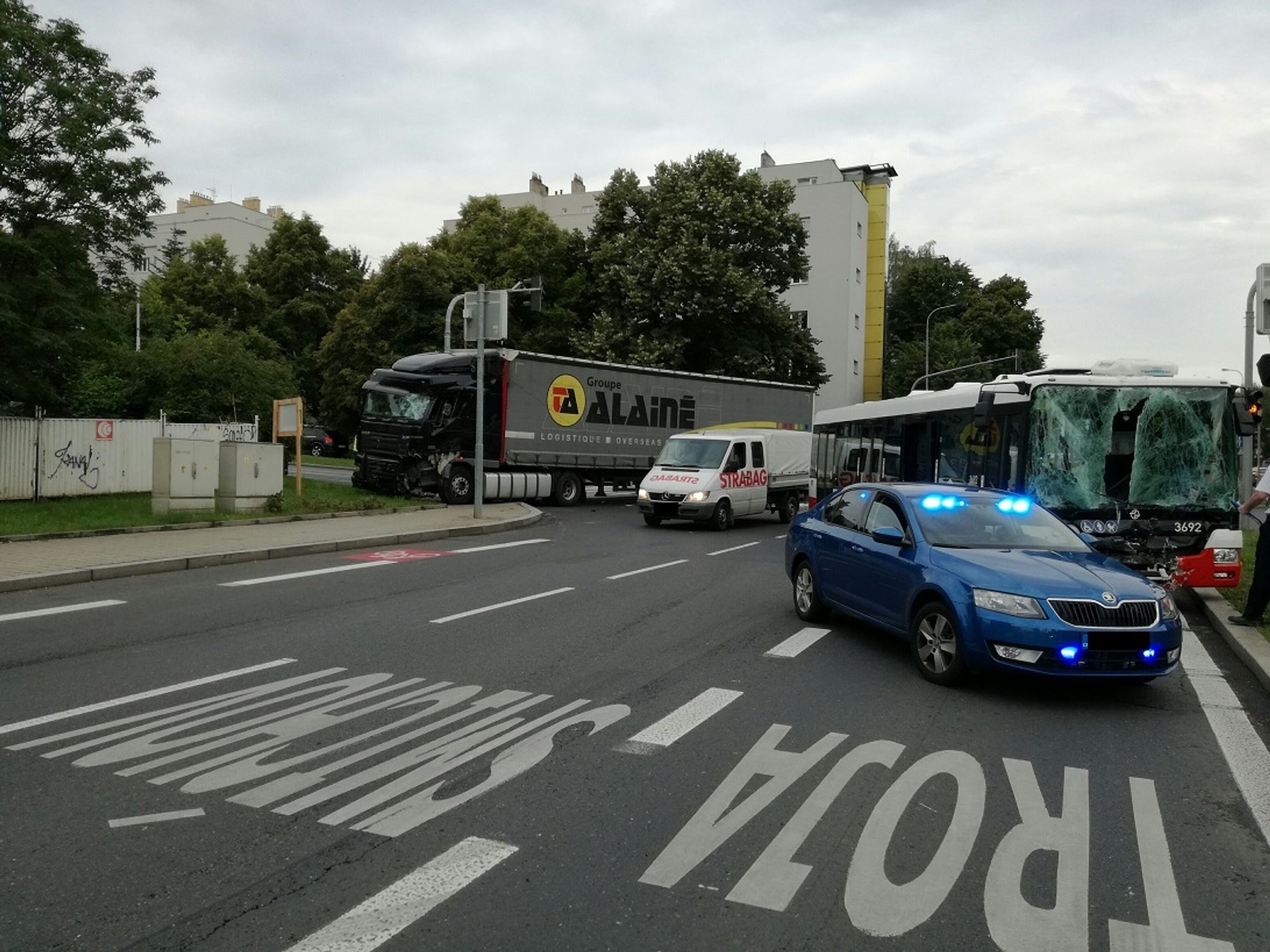 Srážka autobusu a kamionu v Praze - 1 - GALERIE: Nehoda kamionu a autobusu v Praze (1/9)