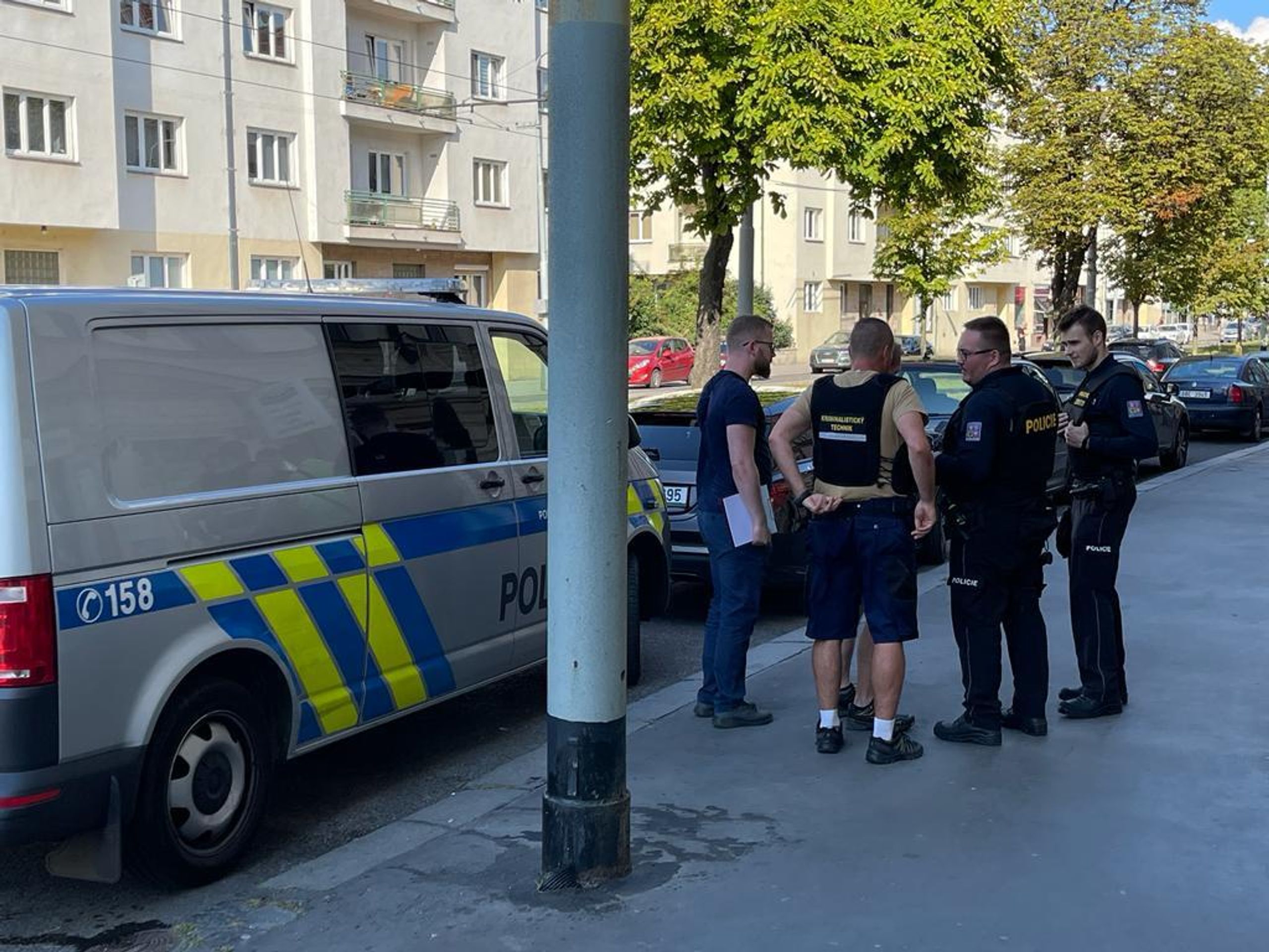 Loupežné přepadení zlatnictví v Praze (2) - Ozbrojený muž přepadl pražské zlatnictví (2/10)