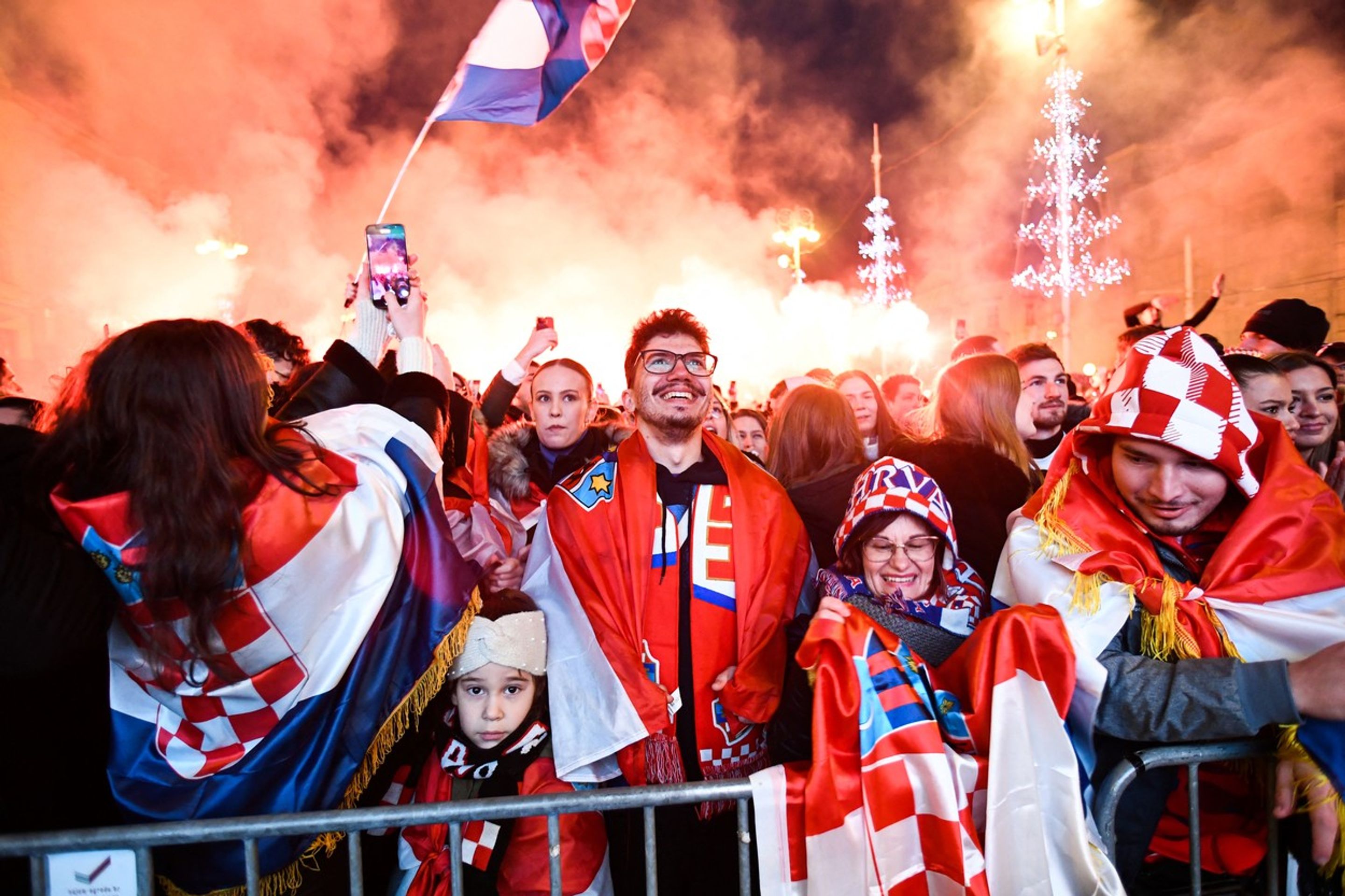 Oslavy chorvatských fanoušků v centru Záhřebu - Chorvatští fanoušci slaví v centru Záhřebu (1/4)