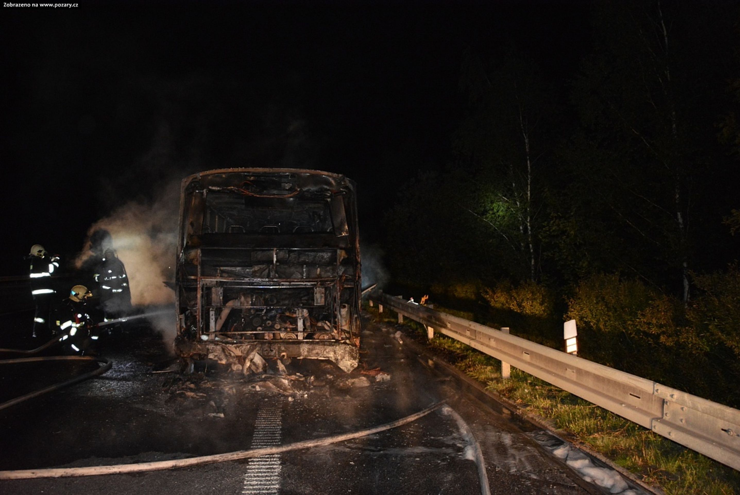 Autobus začal na dálnici D10 hořet - 7 - GALERIE: Požár autobusu na dálnici D10 (7/10)