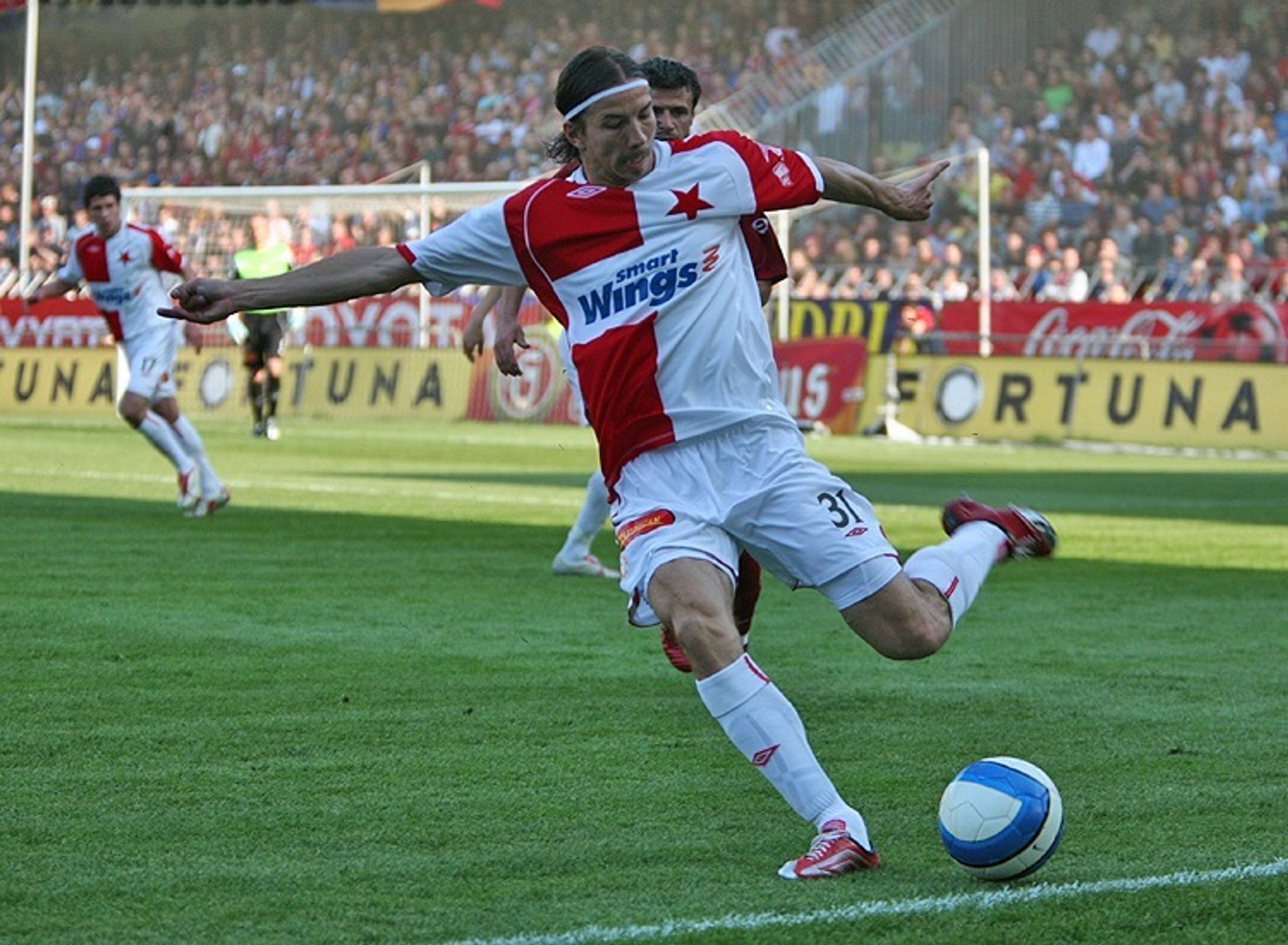 Obránce Slavie Aleš Urbánek odehrává míč. - Horváth vystřelil Spartě výhru v derby (19/21)
