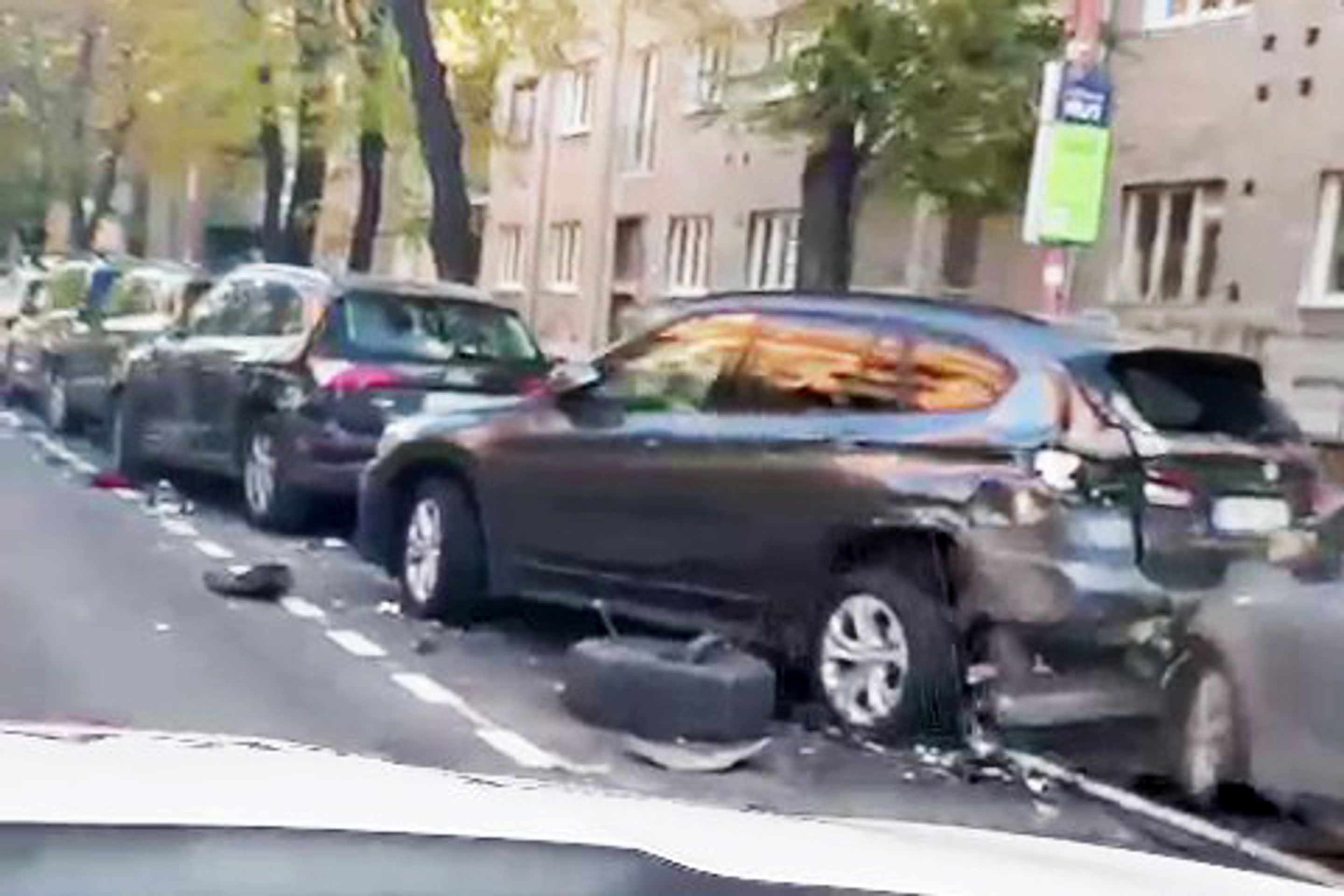 Opilý řidič v Bratislavě zničil několik aut - Výsledky šílené jízdy opilého řidiče po Bratislavě (4/5)