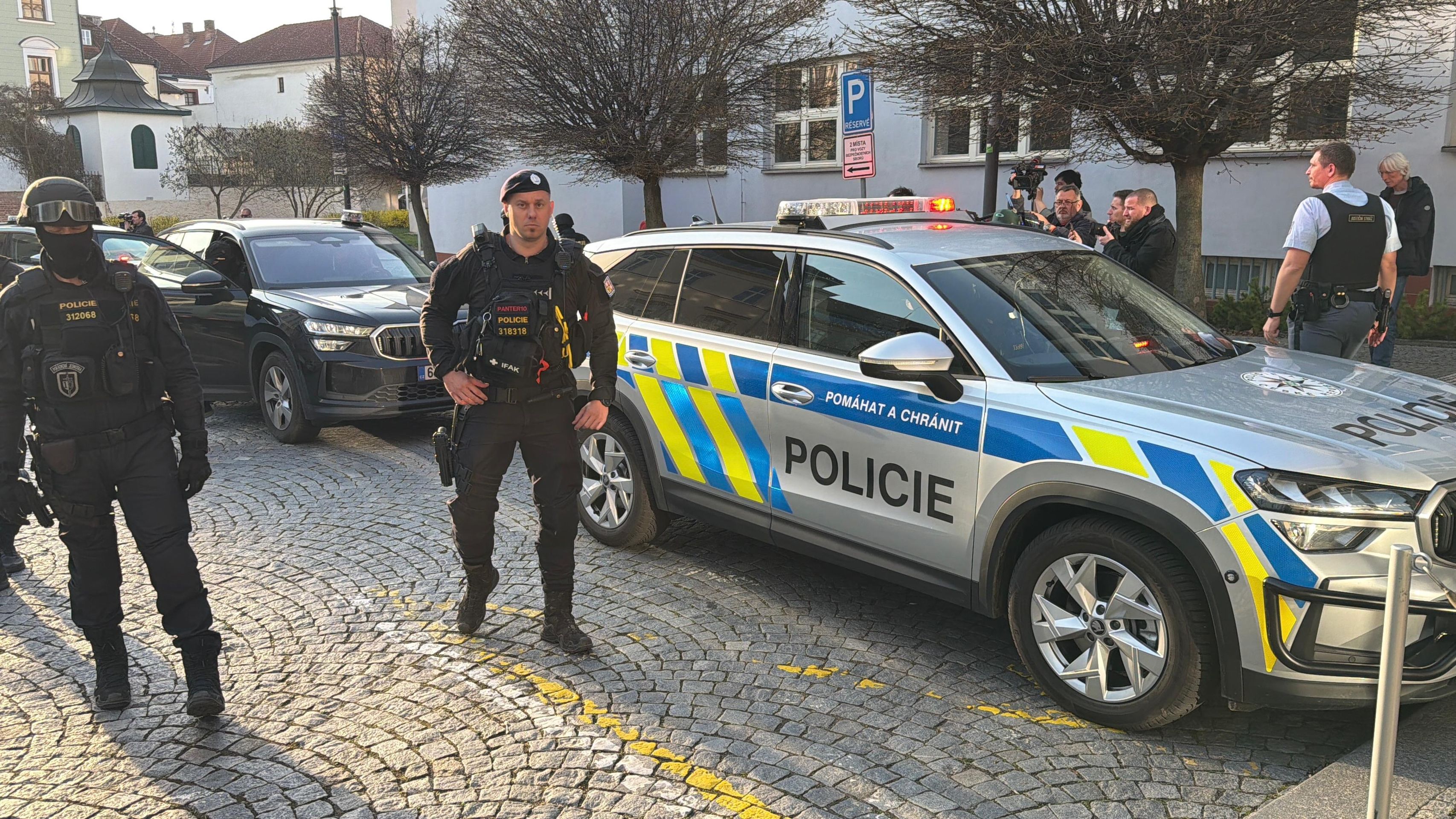 Zadržení pachatelé žhářského útoku v Pardubicích - Zadržení pachatelé žhářského útoku v Pardubicích (1/12)