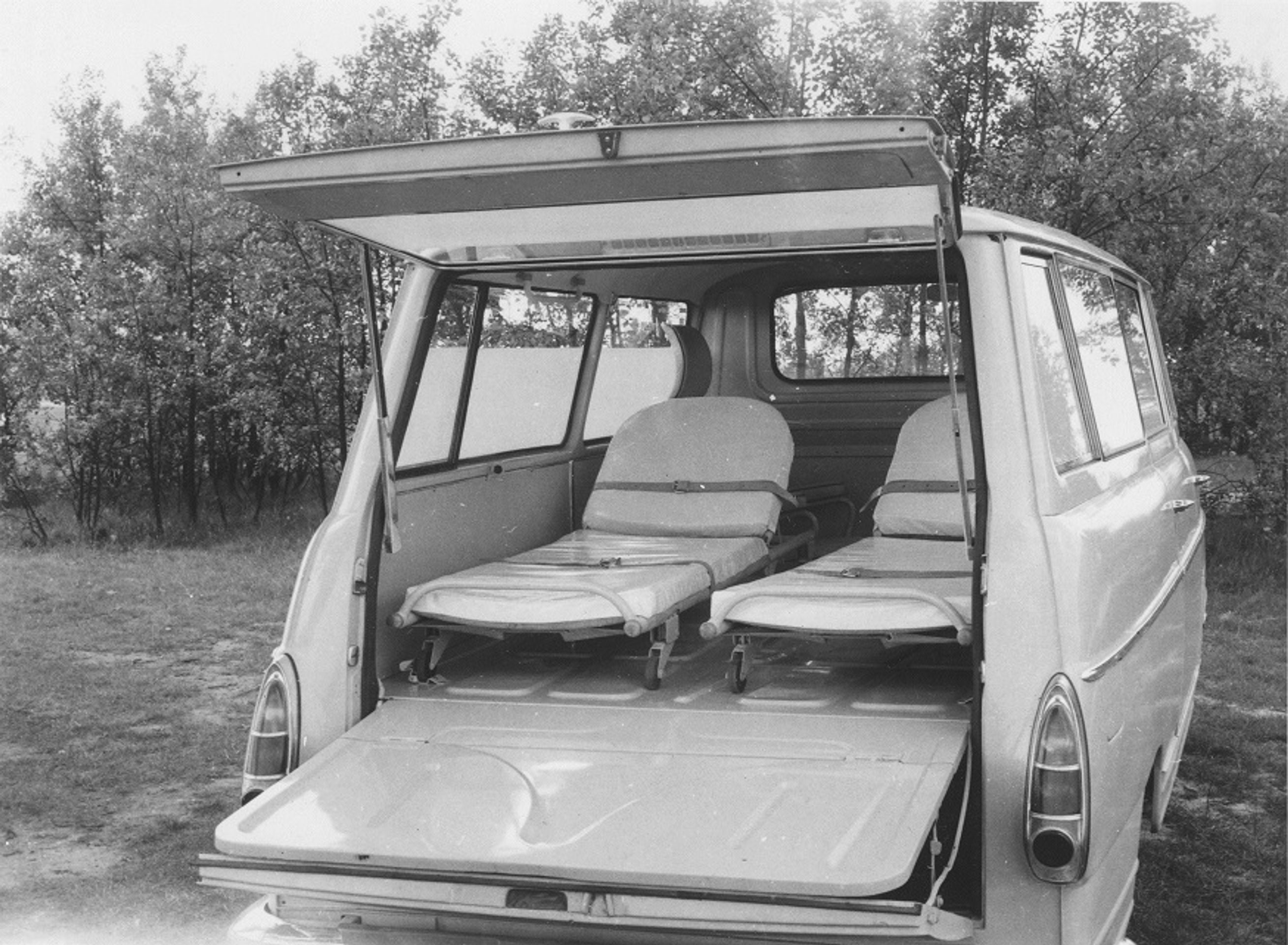 Historické sanitní vozy Škoda - 2 - GALERIE: Škodovky ve službách lékařů (2/5)