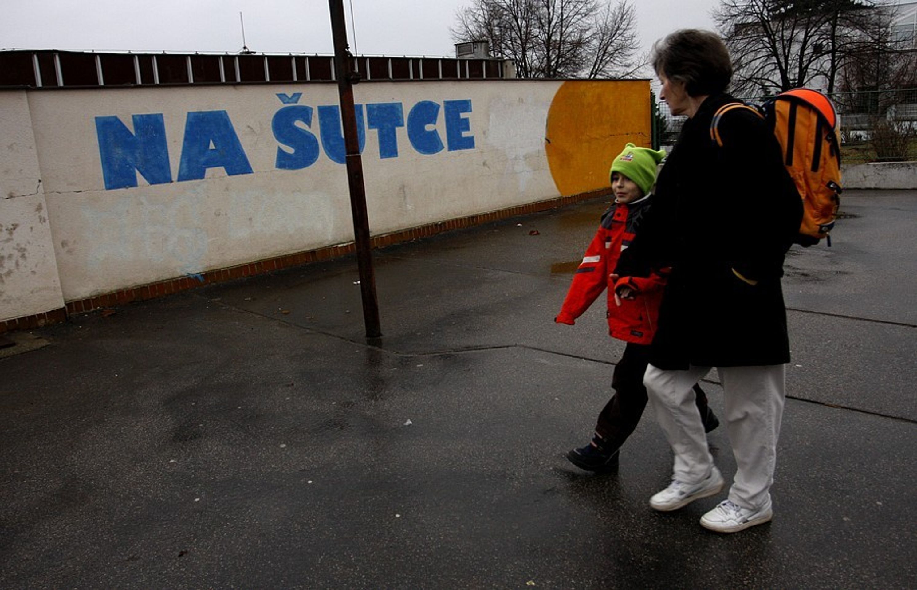 Atmosféra mezi bývalými spolužáky Aničky Janatkové - 10 - GALERIE: skola (12/12)