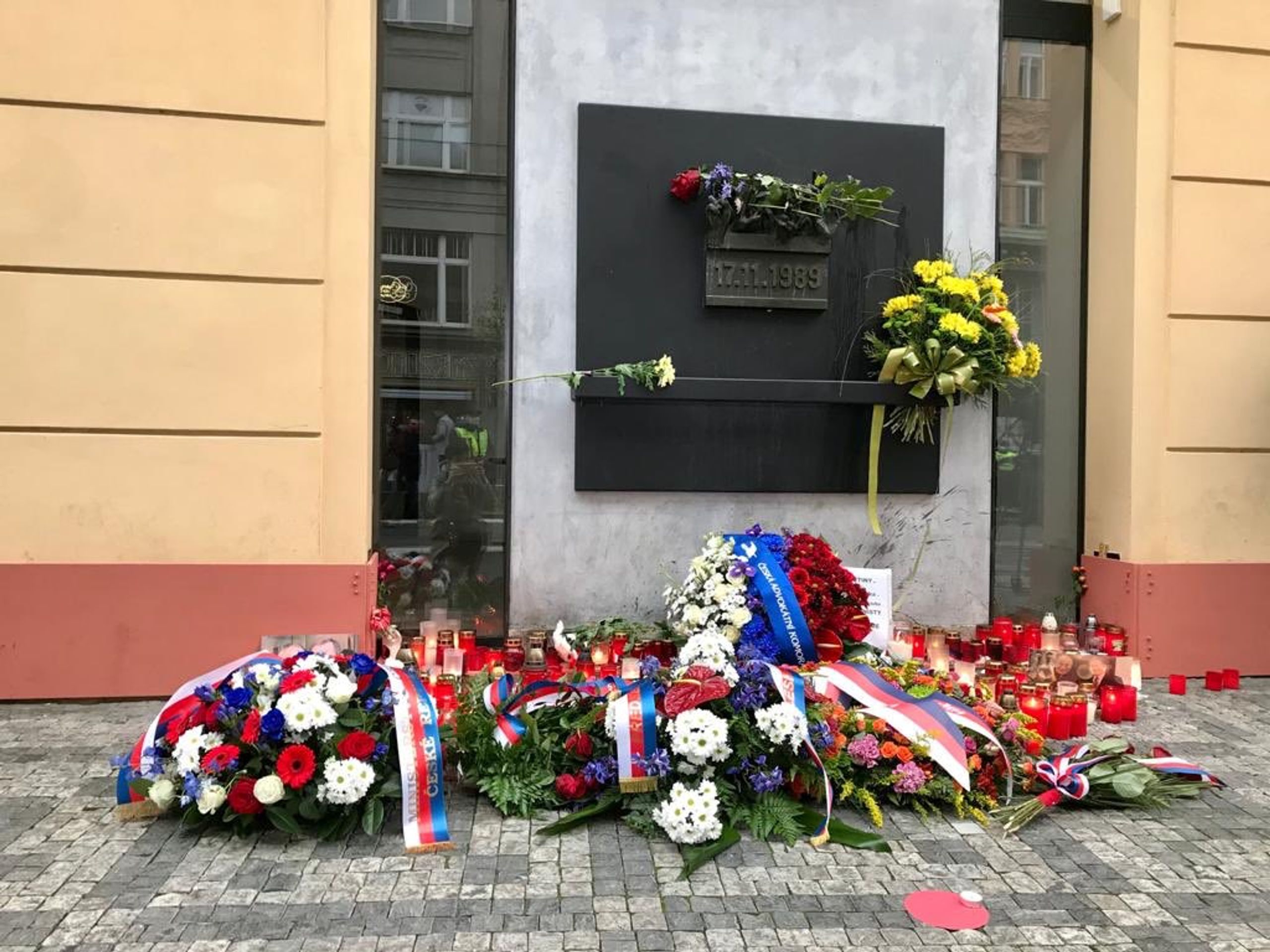 Věnce na Národní třídě - GALERIE: U památníku na Národní třídě hoří desítky svíček (5/8)