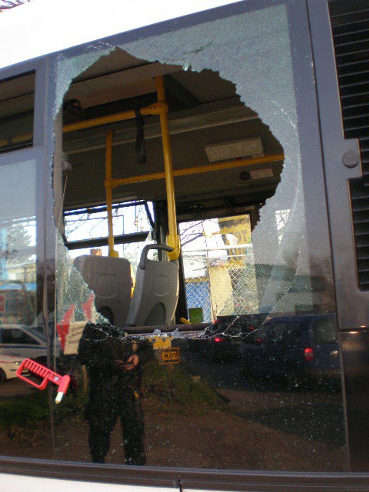 Muž vykopl v koloně okno autobusu a vyskočil - 5 - GALERIE: Muž vykopl v koloně okno autobusu a vyskočil (4/5)