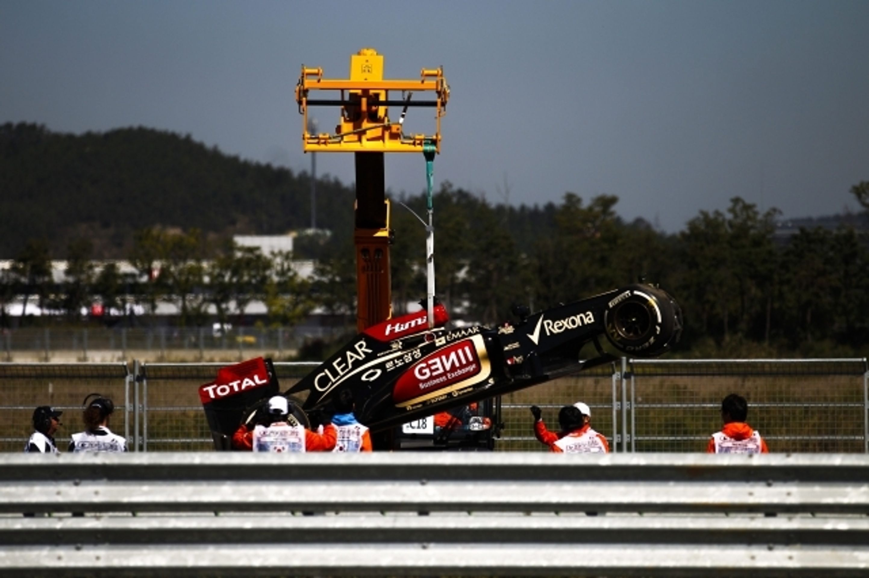 Kimi Räikkönen havaroval v tréninku na Velkou cenu Koreje F1 - 1 - GALERIE: Kimi Räikkönen boural v tréninku na Velkou cenu Koreje F1 (7/7)
