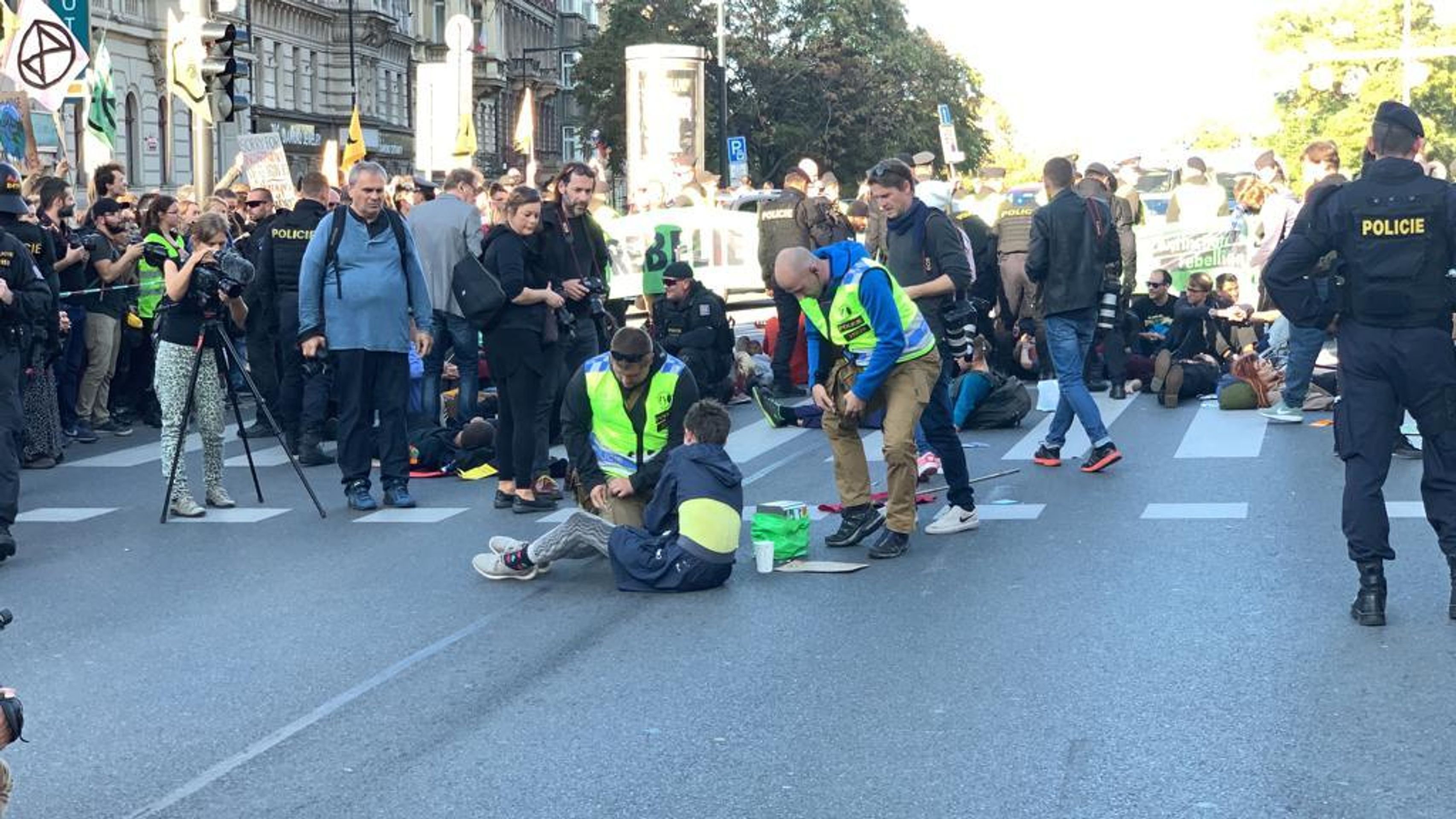 Demonstranti se k magistrále přilepili lepidlem - 7 - GALERIE: Demonstrace na magistrále v Praze (11/17)