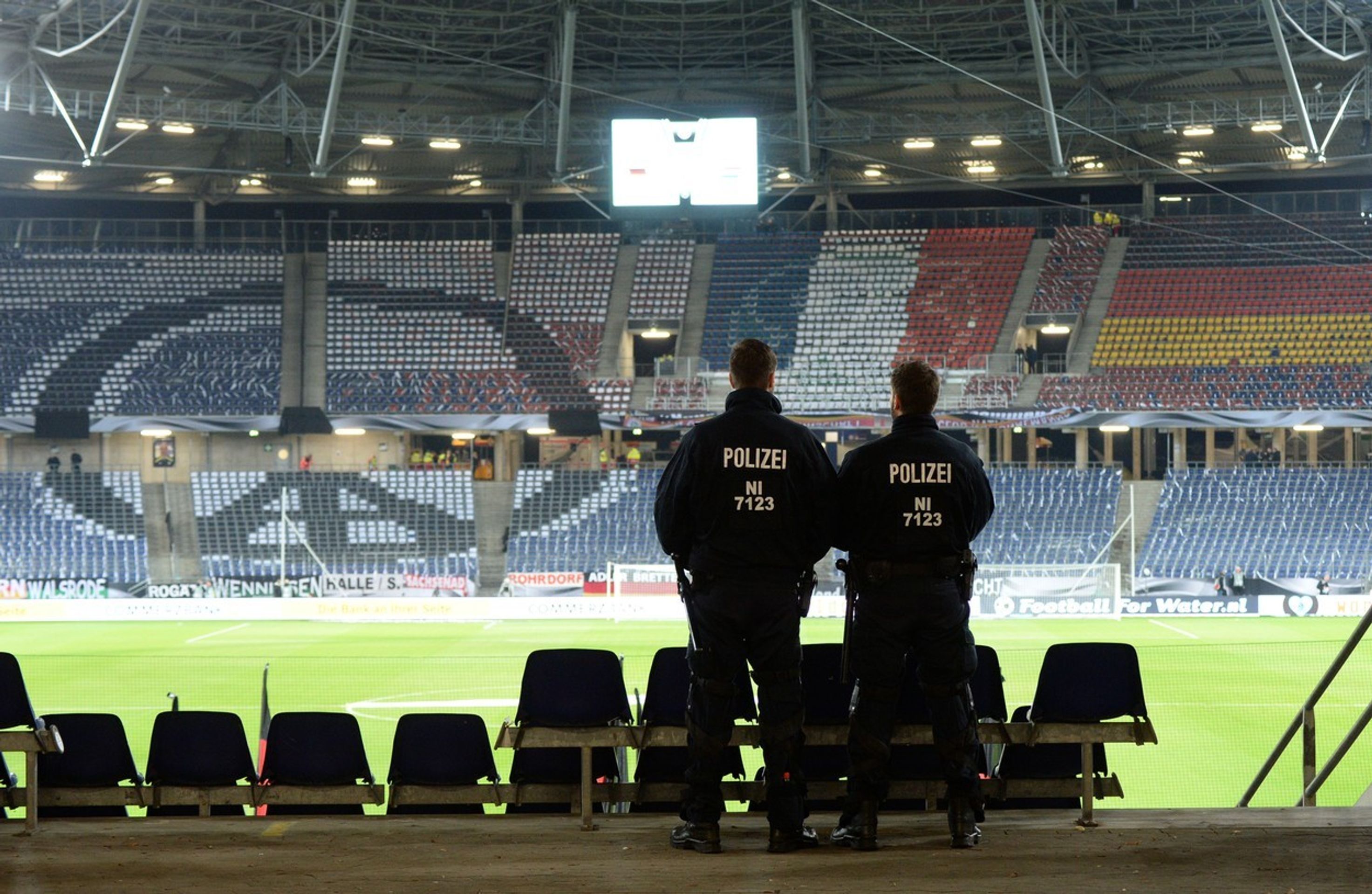 Policejní manévry na stadionu v Hannoveru - 1 - GALERIE: Policejní manévry na stadionu v Hannoveru (3/7)