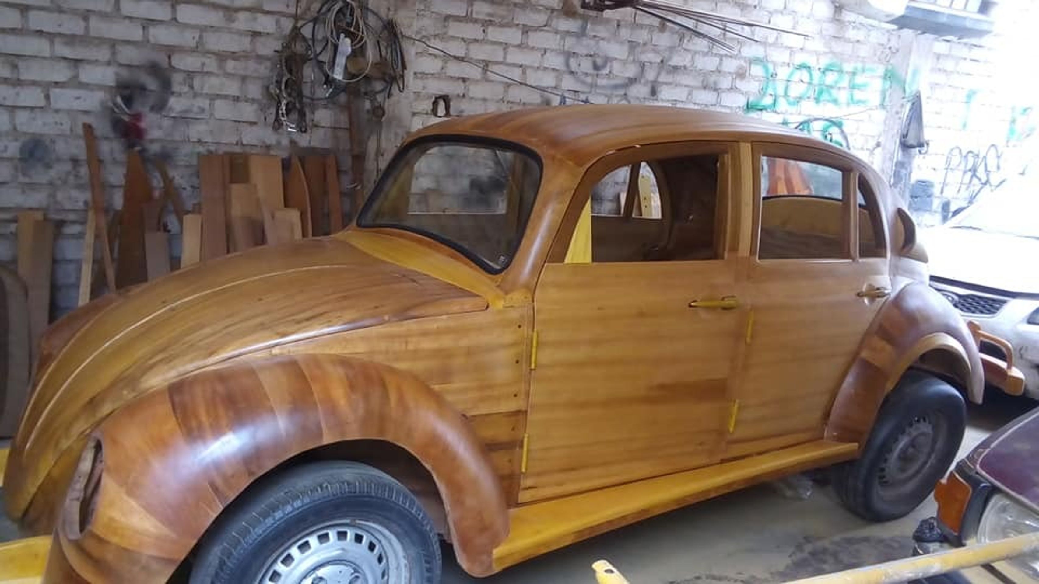 Volkswagen Brouk ze dřeva - 27 - Fotogalerie: Dřevěný Volkswagen Brouk (7/14)
