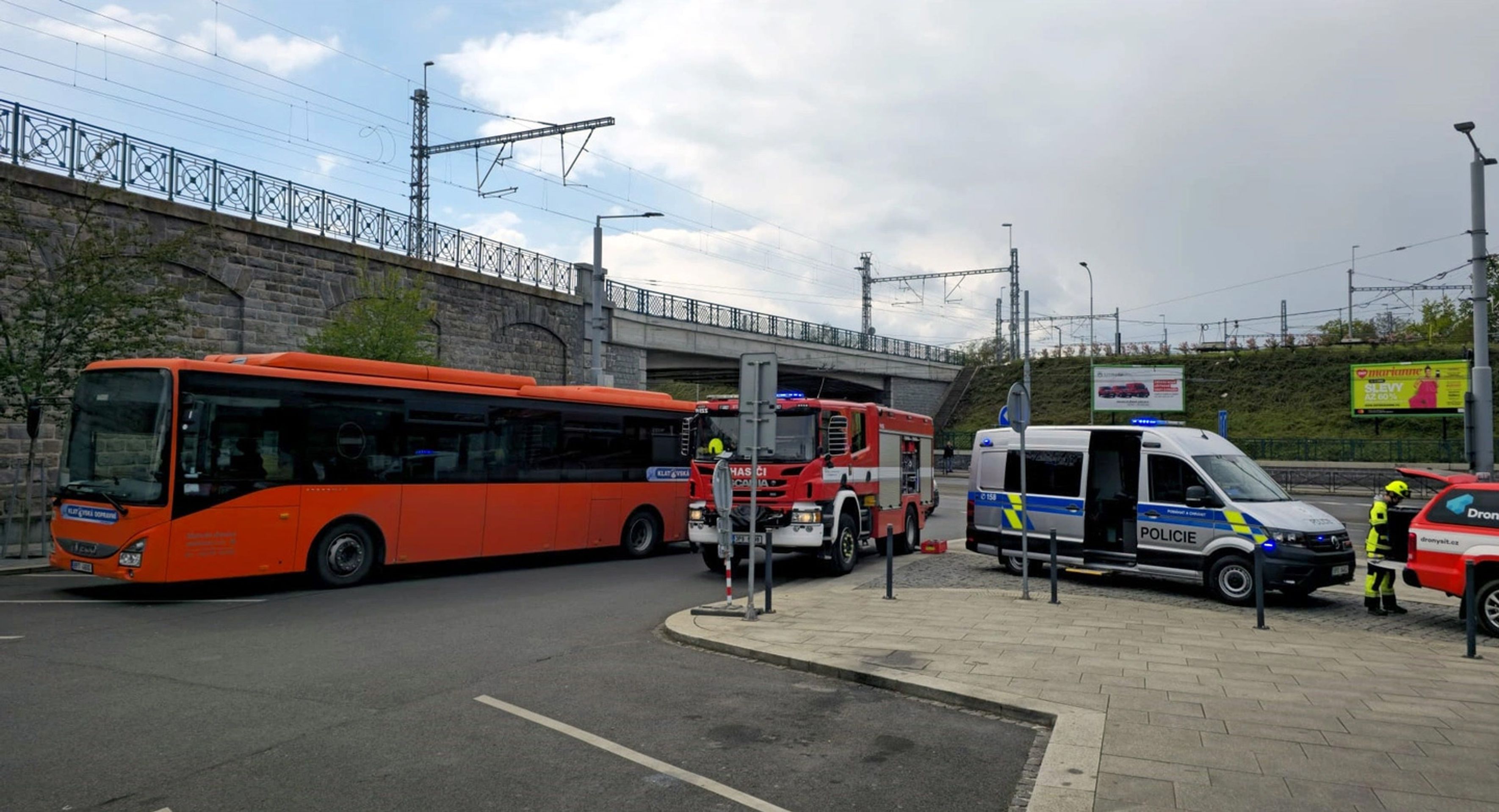 Autobus srazil ženu a přejel jí obě nohy (5) - Autobus srazil ženu a přejel jí obě nohy (4/5)