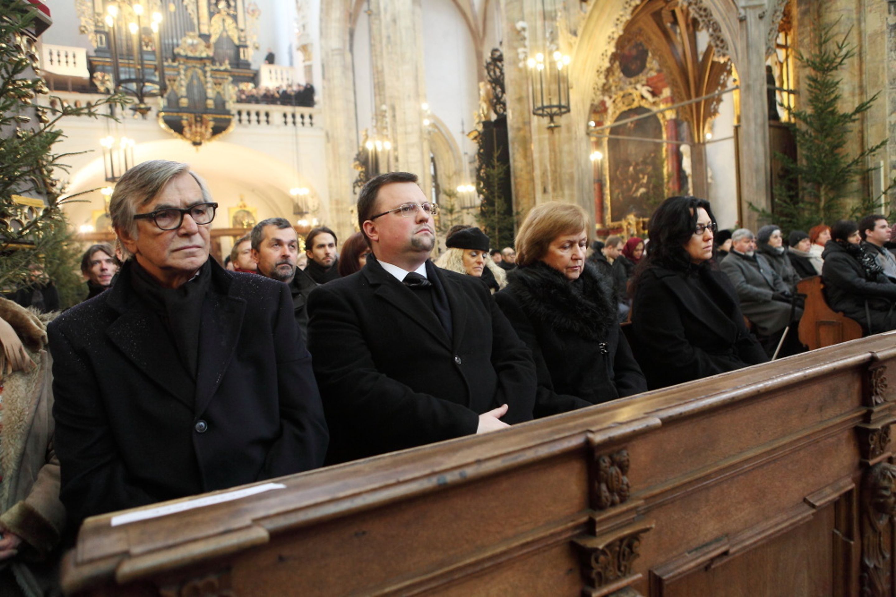 Na mši nechyběli hereččini kolegové a přátelé - GALERIE: Zádušní mše za Jiřinu Jiráskovou (14/18)