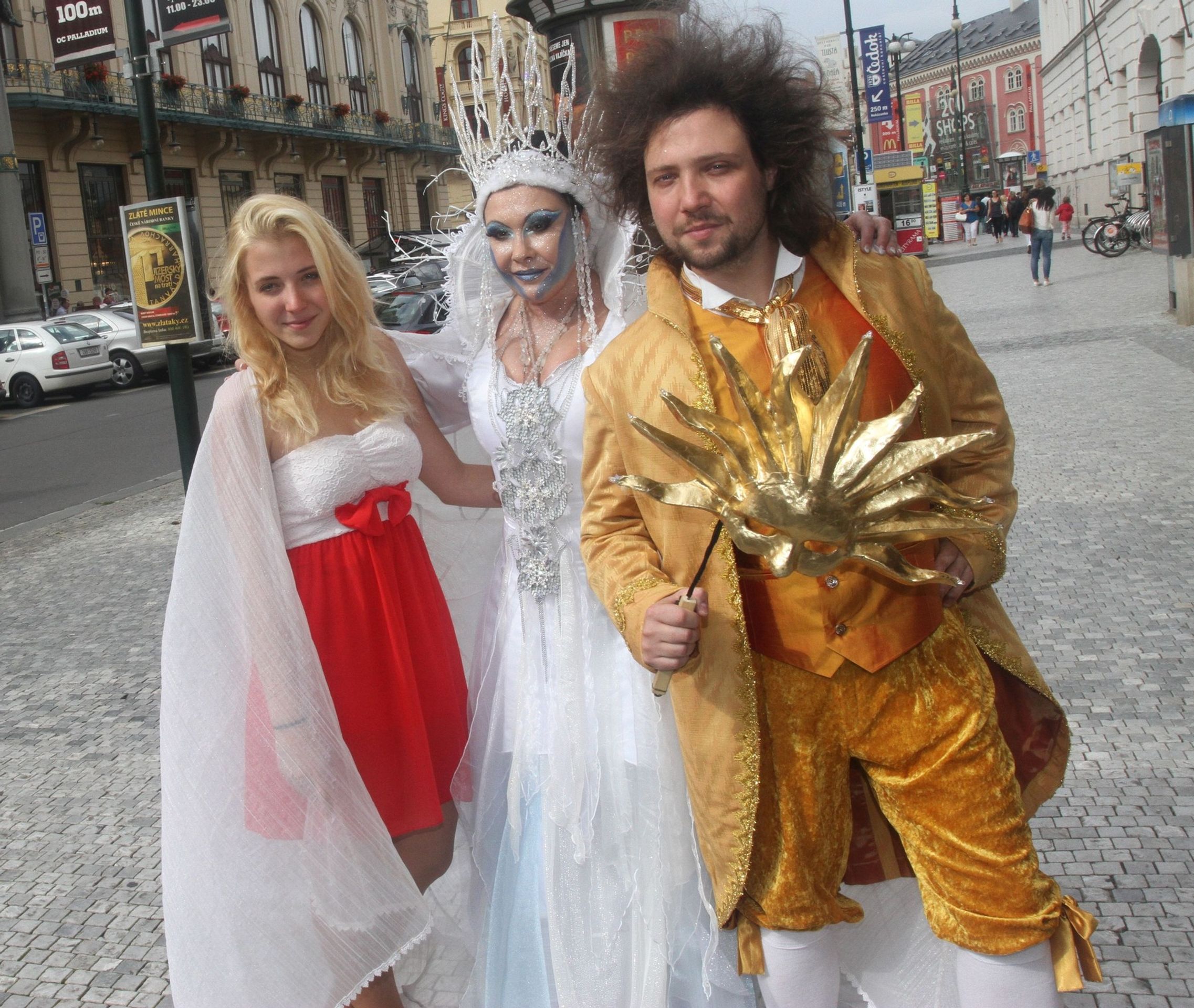 Anička Slováčková, Dagmar Patrasová a Felix Slováček ml., 10. 9. 2014 představení kostýmů muzikálu Sněhová královna - Anička Slováčková (6/36)
