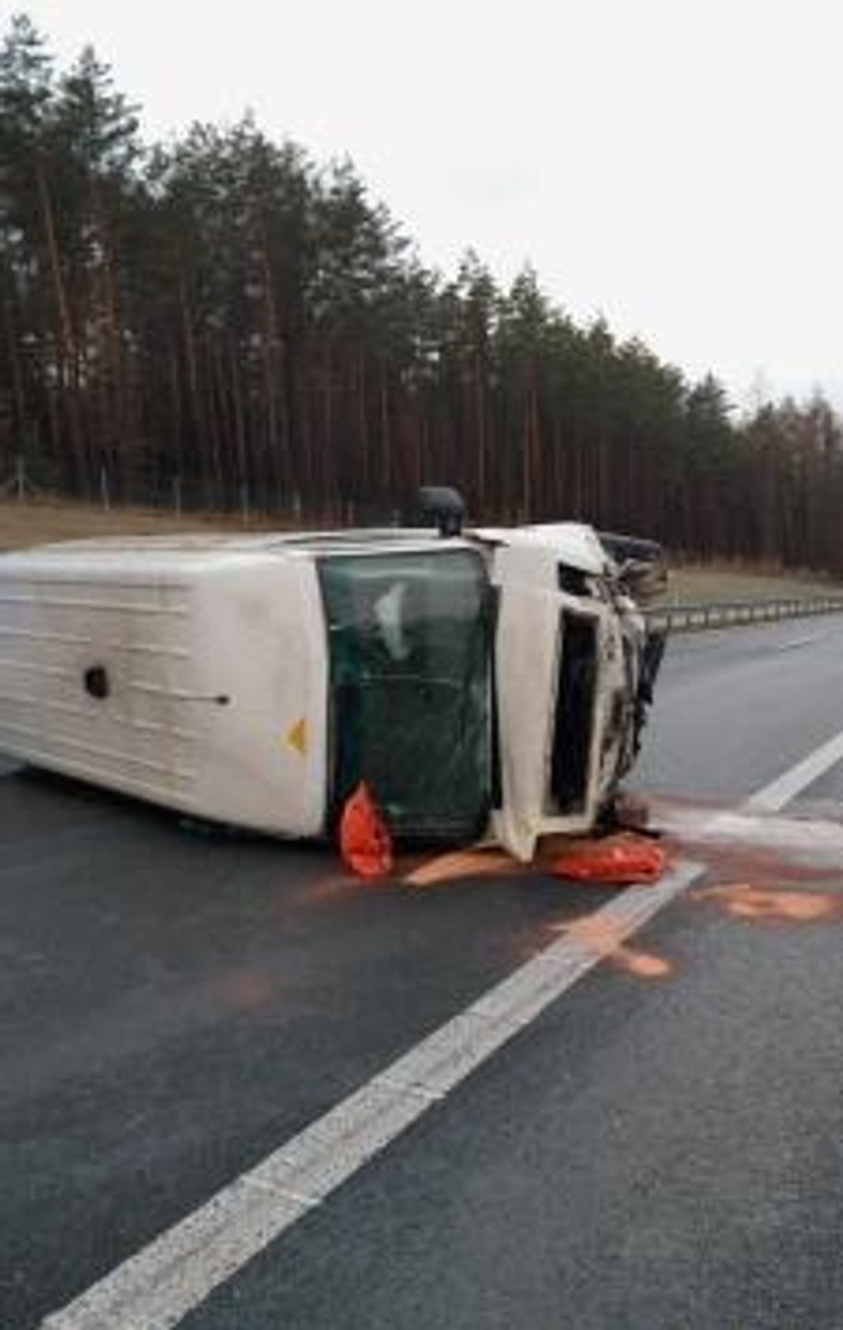 Převrácená dodávka na dálnici D6 - Hromadné nehody na dálnicích D6 a D7 (8/11)
