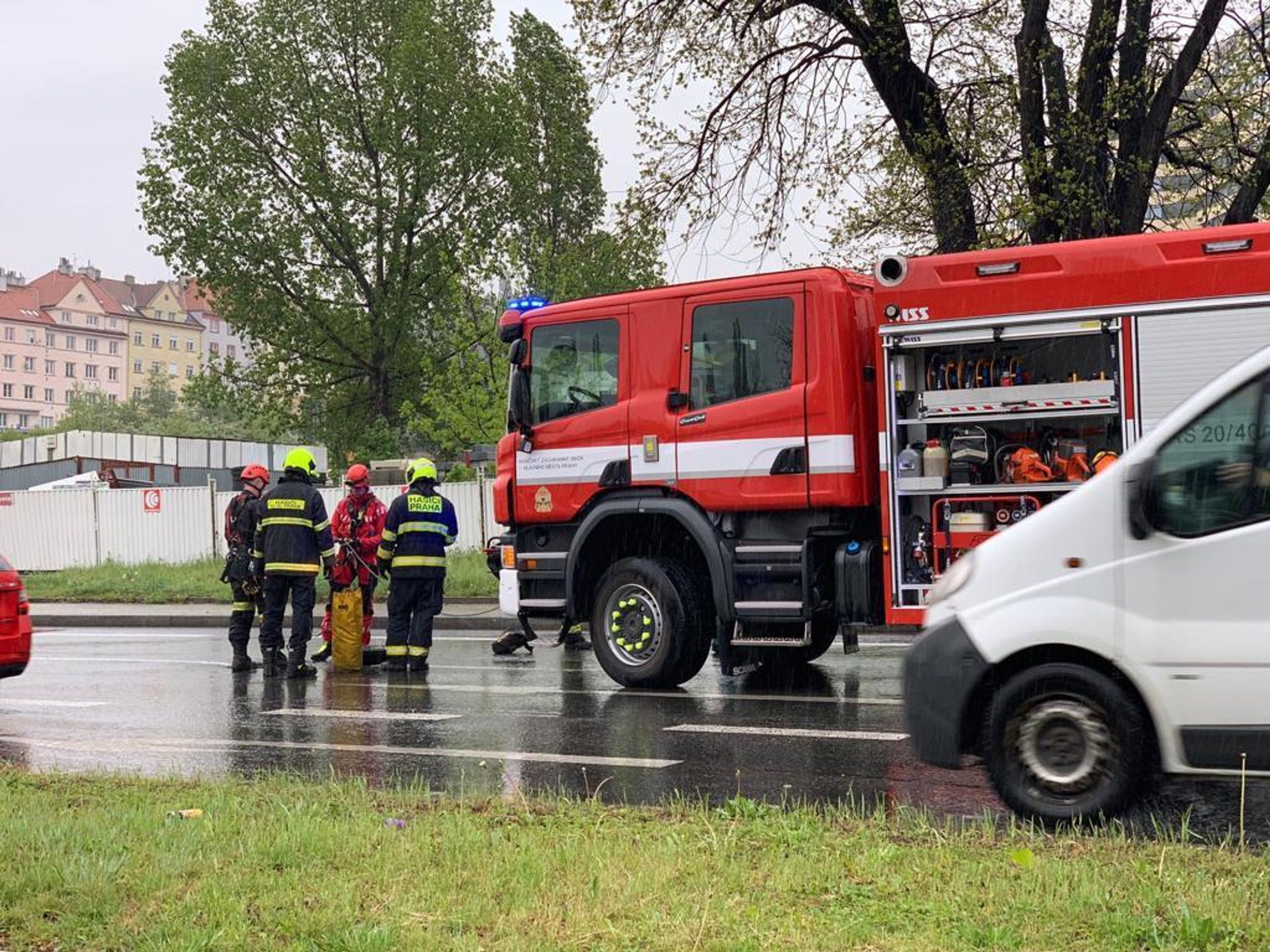 Pád člověka do výpusti na dešťovou vodu - 3 - GALERIE: Pád člověka do výpusti na dešťovou vodu (3/6)