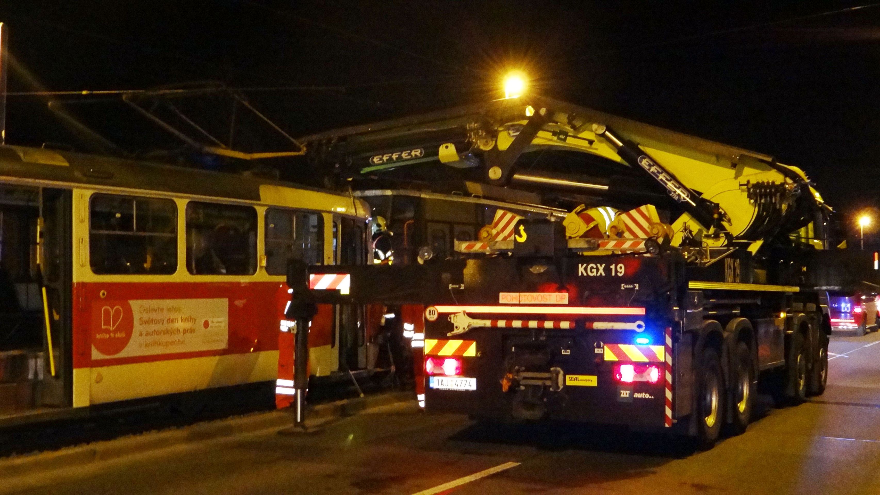 Tramvaje v sobě zůstaly zaklíněné, zranění utrpěl jen řidič ve zničené kabině - GALERIE: Srážka tramvají v Praze (5/7)