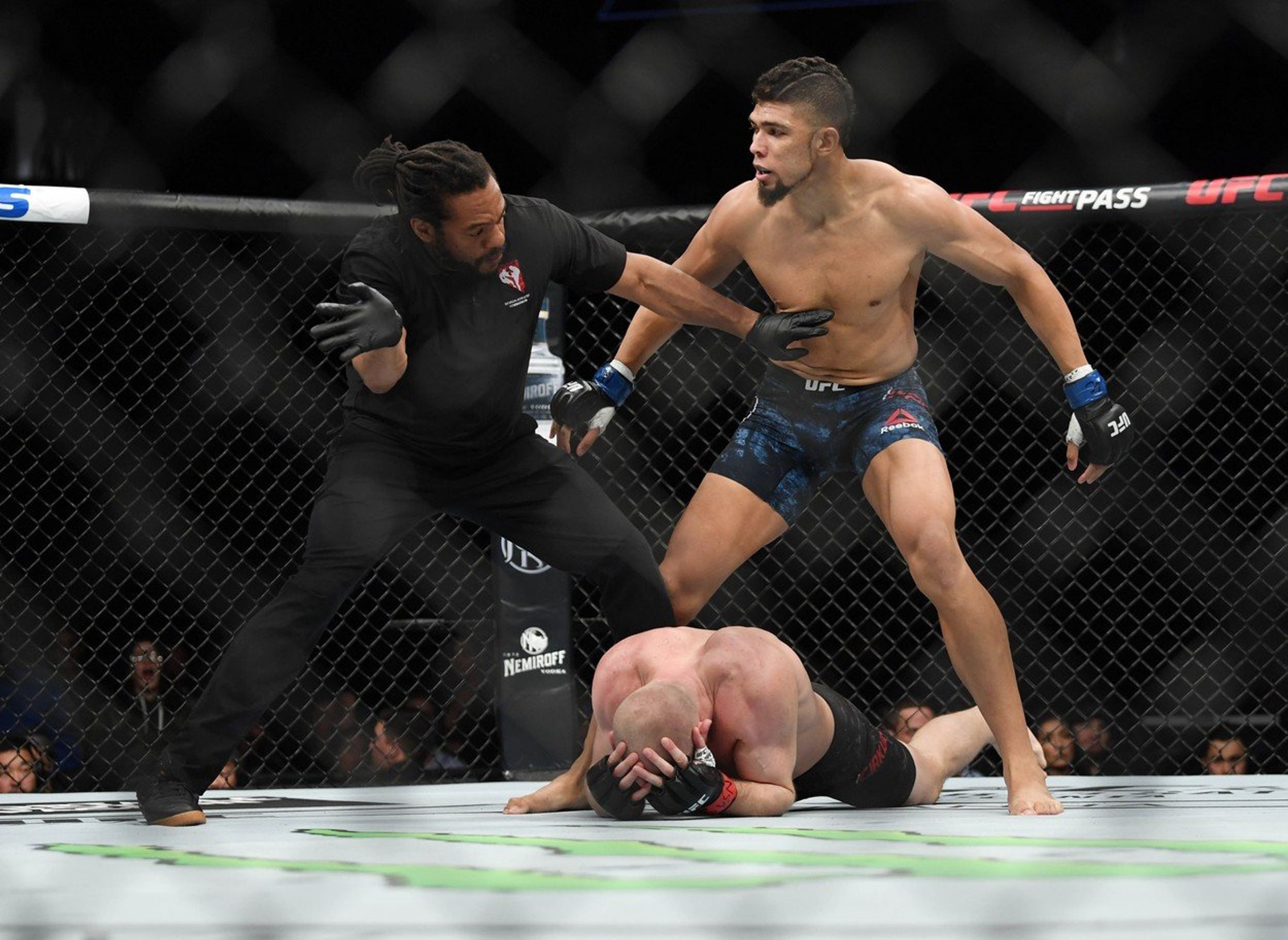 Johnny Walker porazil Mishu Cirkunova - GALERIE: Johnny Walker slavil výhru v UFC, ale ošklivě se zranil (3/3)