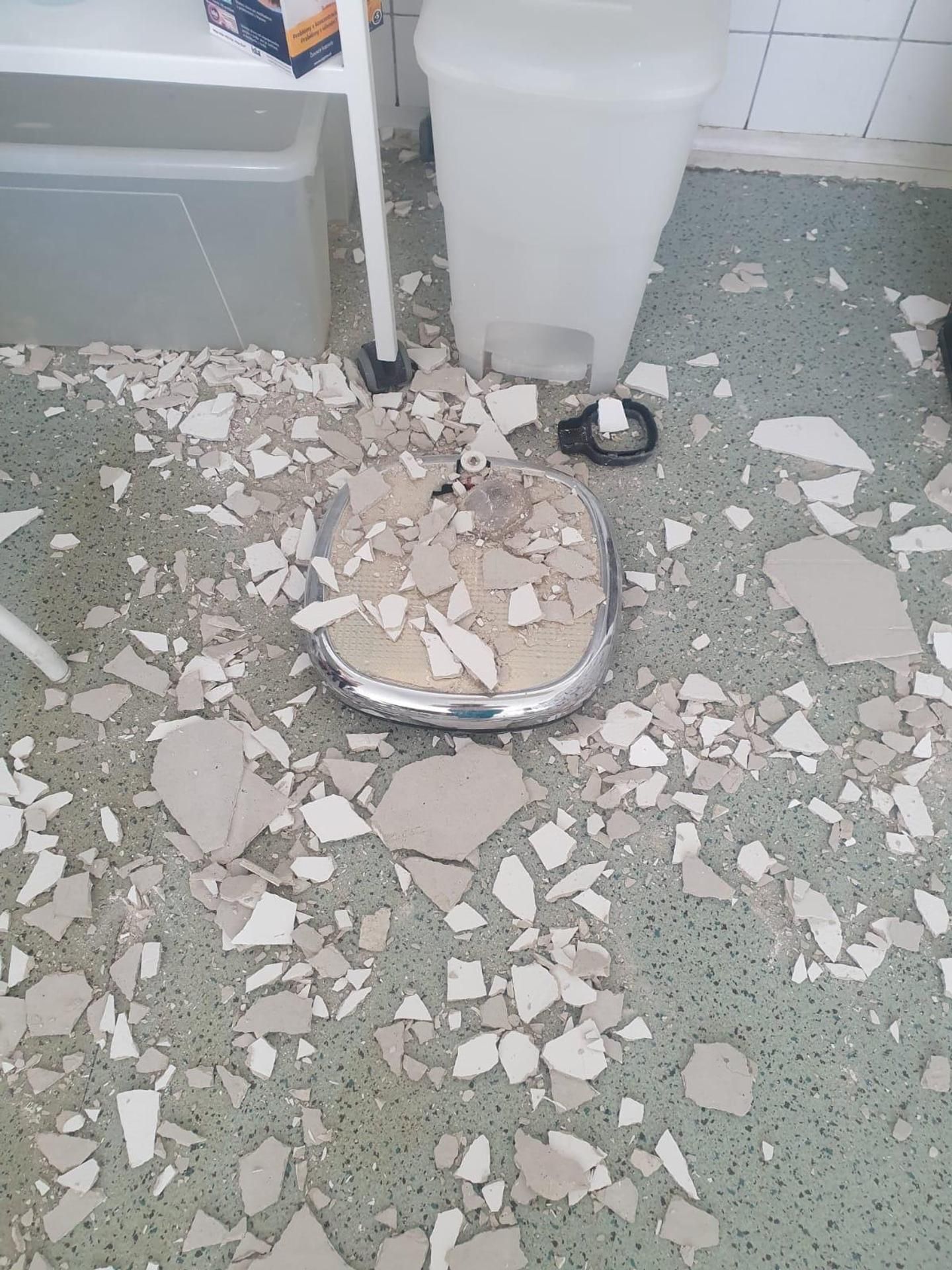 Na poliklinice spadl ze stropu velký kus omítky (2) - Na poliklinice spadl ze stropu velký kus omítky (2/4)