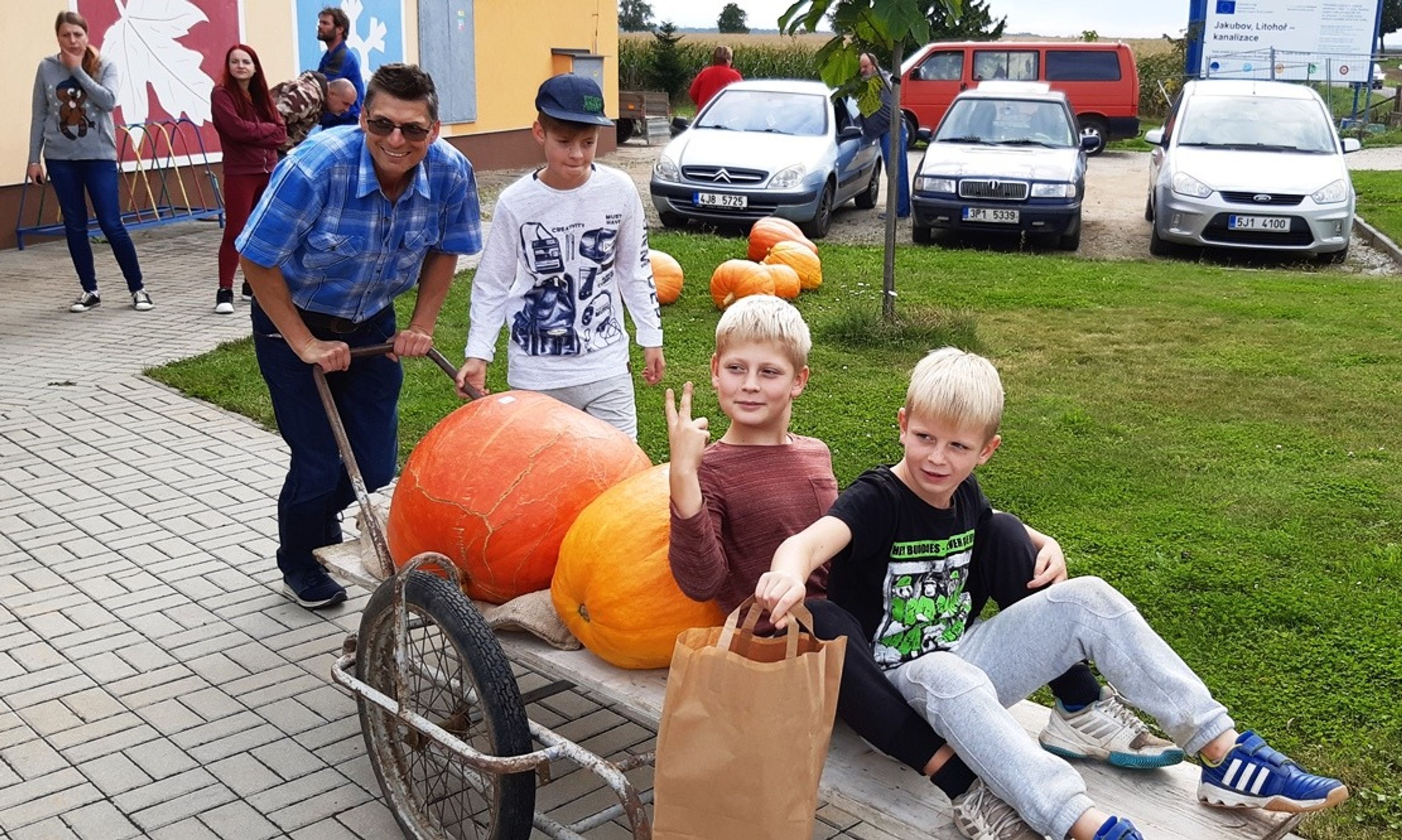 Soutěž o největší dýni v Jakubově u Moravských Budějovic - 7 - GALERIE: Soutěž o největší dýni v Jakubově u Moravských Budějovic (14/20)