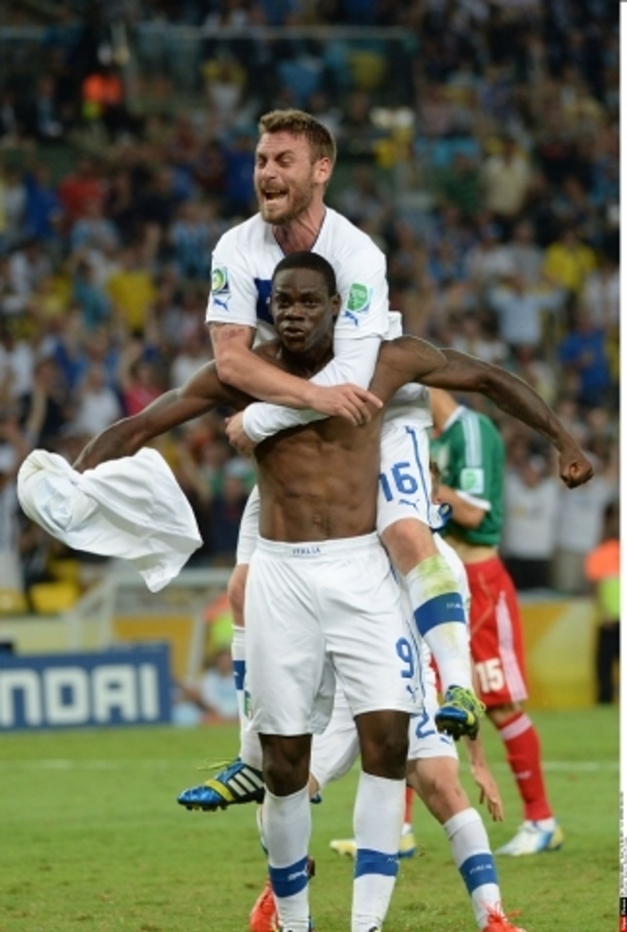 Balotelli slaví gól svlečením dresu - 5 - GALERIE: Balotelli slavil gól a dostal žlutou kartu (2/7)