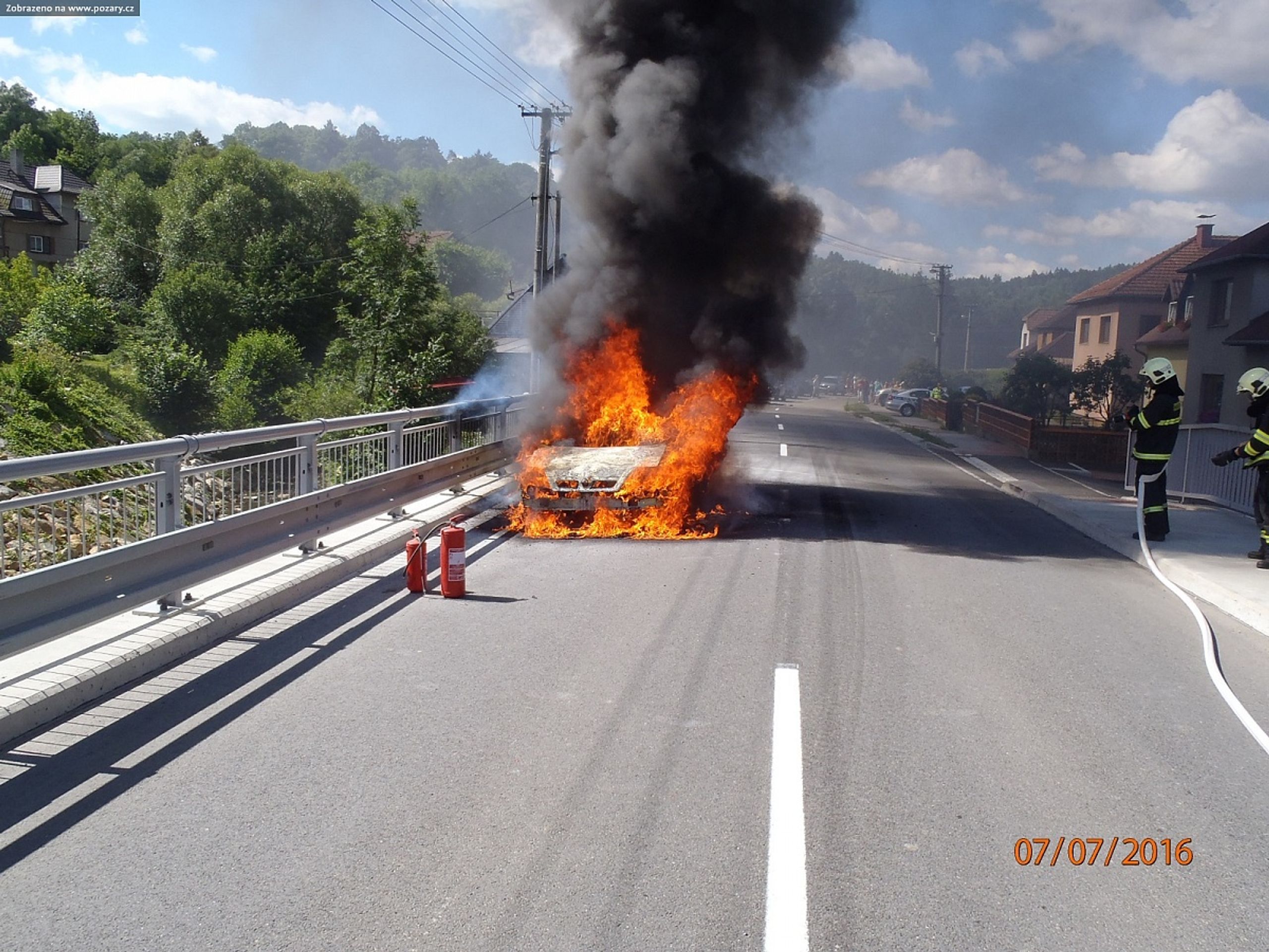 Hasiči likvidovali hořící auto v Kašavě - GALERIE: Požár auta v Kašavě (1/5)