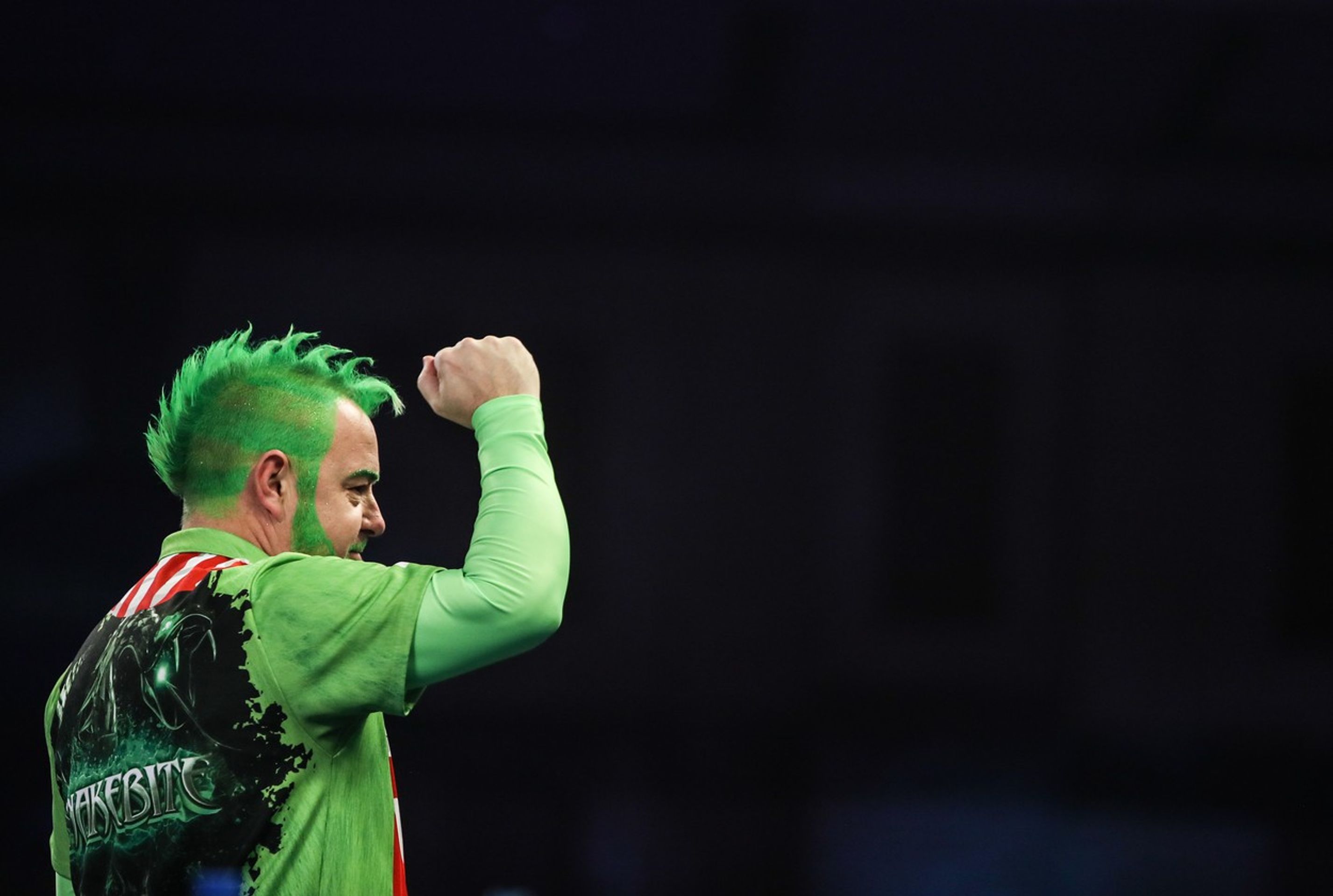 Peter Wright v kostýmu grinche - GALERIE: Wright se oblékl za grinche a zpestřil letošní šipkařské MS (9/9)
