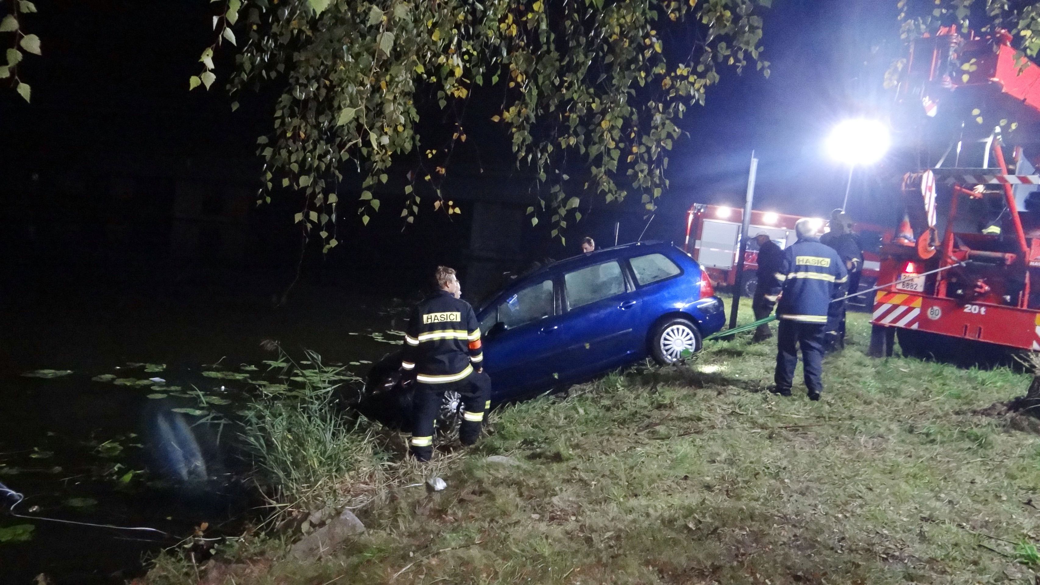 Potápěči uplavané auto nejdřív museli najít, pak ho uvázali a kolegové ho vytáhli pomocí navijáku - GALERIE: Rodině uplavalo auto v Labi (5/6)