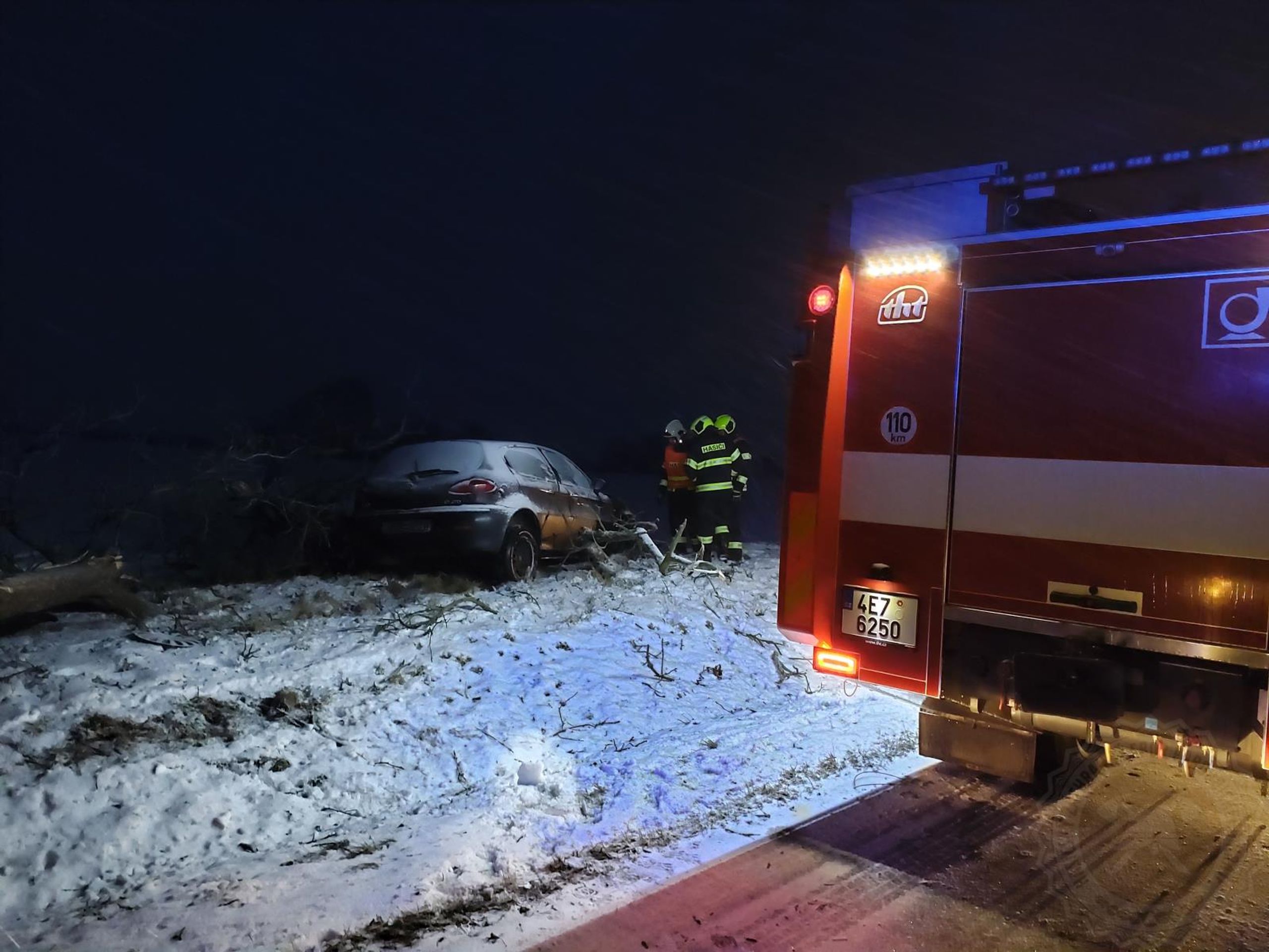 Komplikace kvůli počasí v Pardubickém kraji (2) - Komplikace na silnicích kvůli sněhu (1/21)