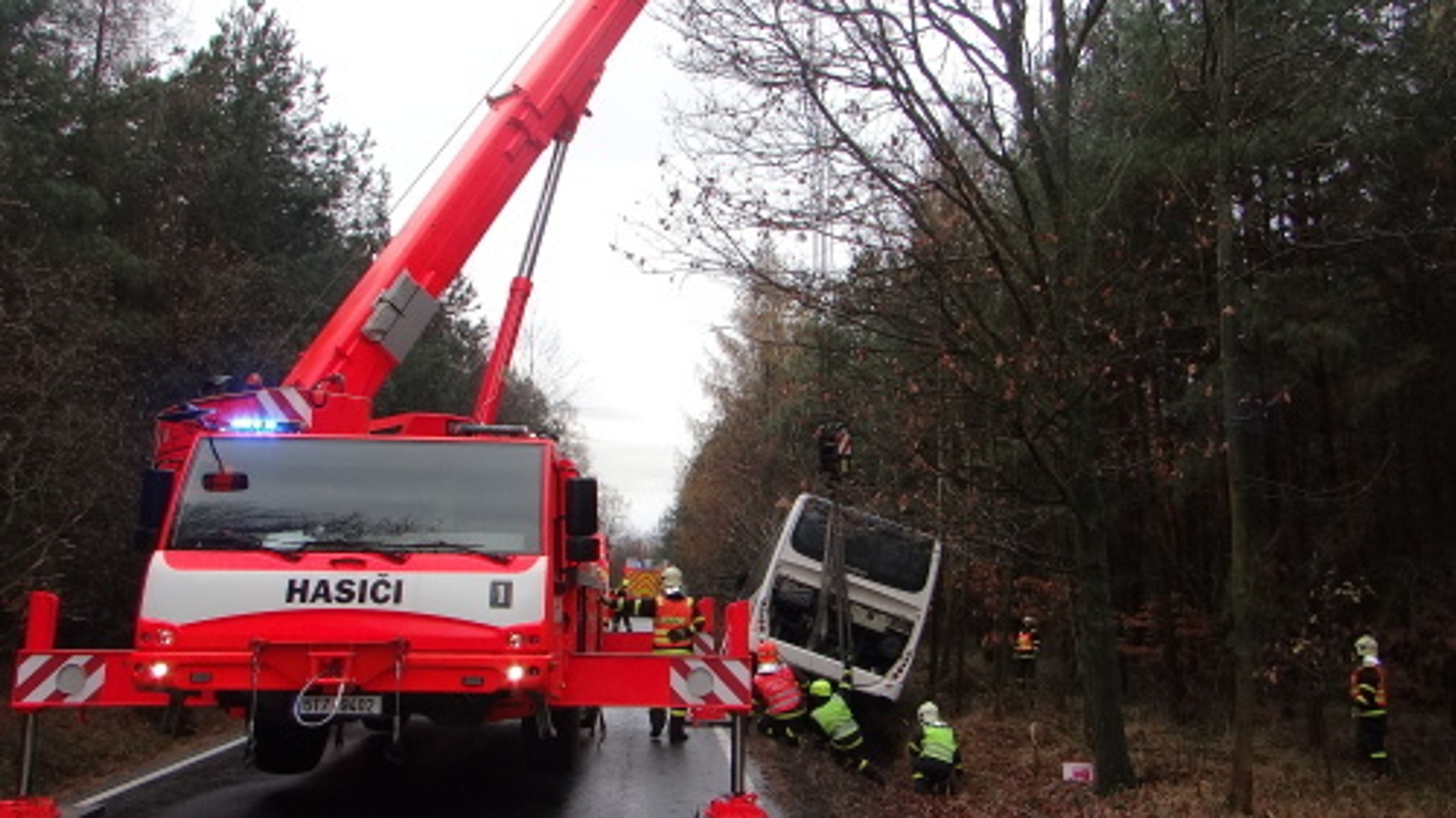 Autobus v příkopu na Opavsku vyprošťovali hasiči - 6 - GALERIE: Autobus na Opavsku vyprošťovali z příkopu hasiči (15/20)