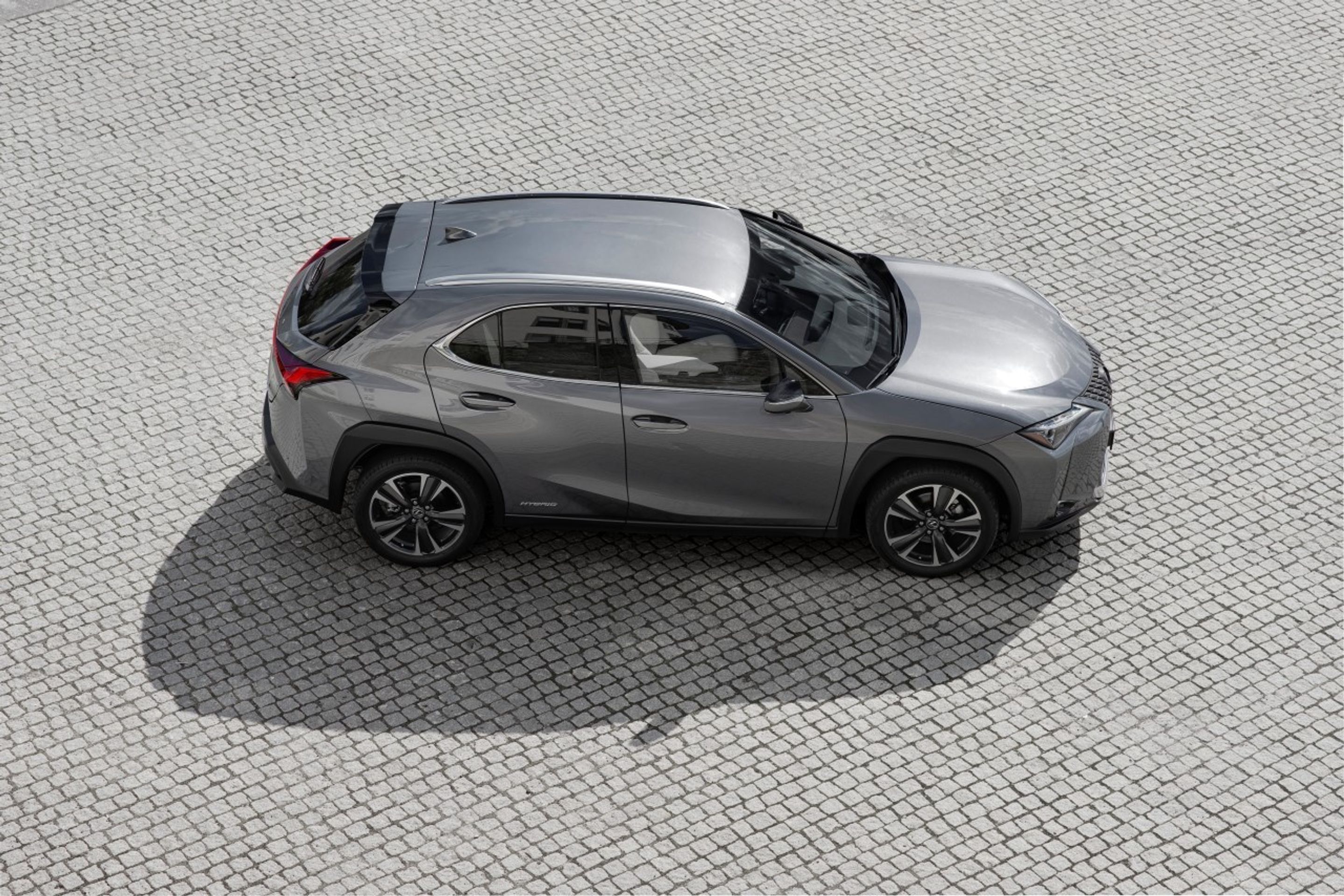 Hybridní crossover Lexus UX 250h - 10 - Fotogalerie: Crossover Lexus UX - elektromobil vs. hybrid (1/21)
