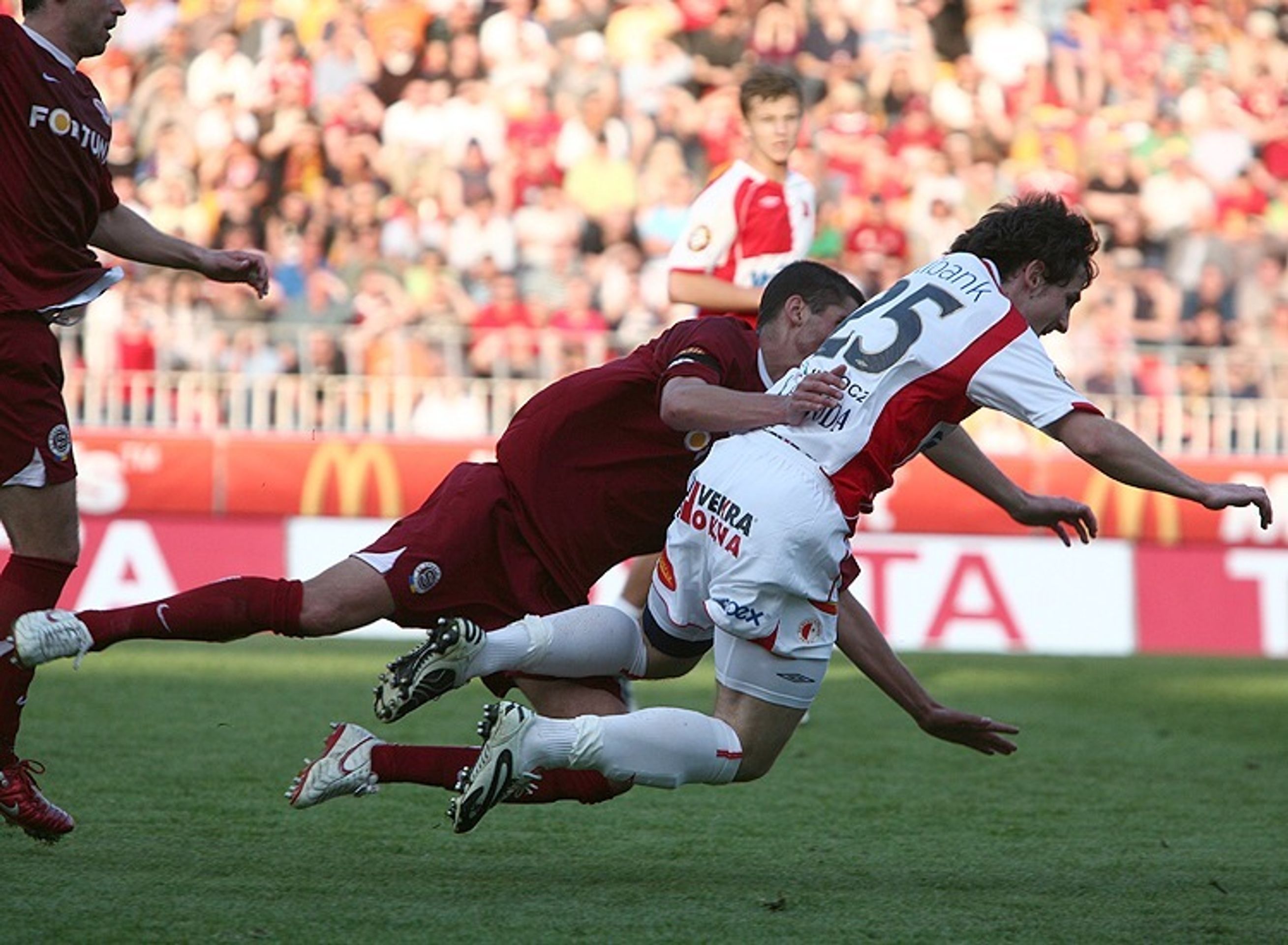 Střídajícího Davida Kalivodu ze Slavie posílá k zemi jeden z hráčů Sparty.  - Horváth vystřelil Spartě výhru v derby (4/21)