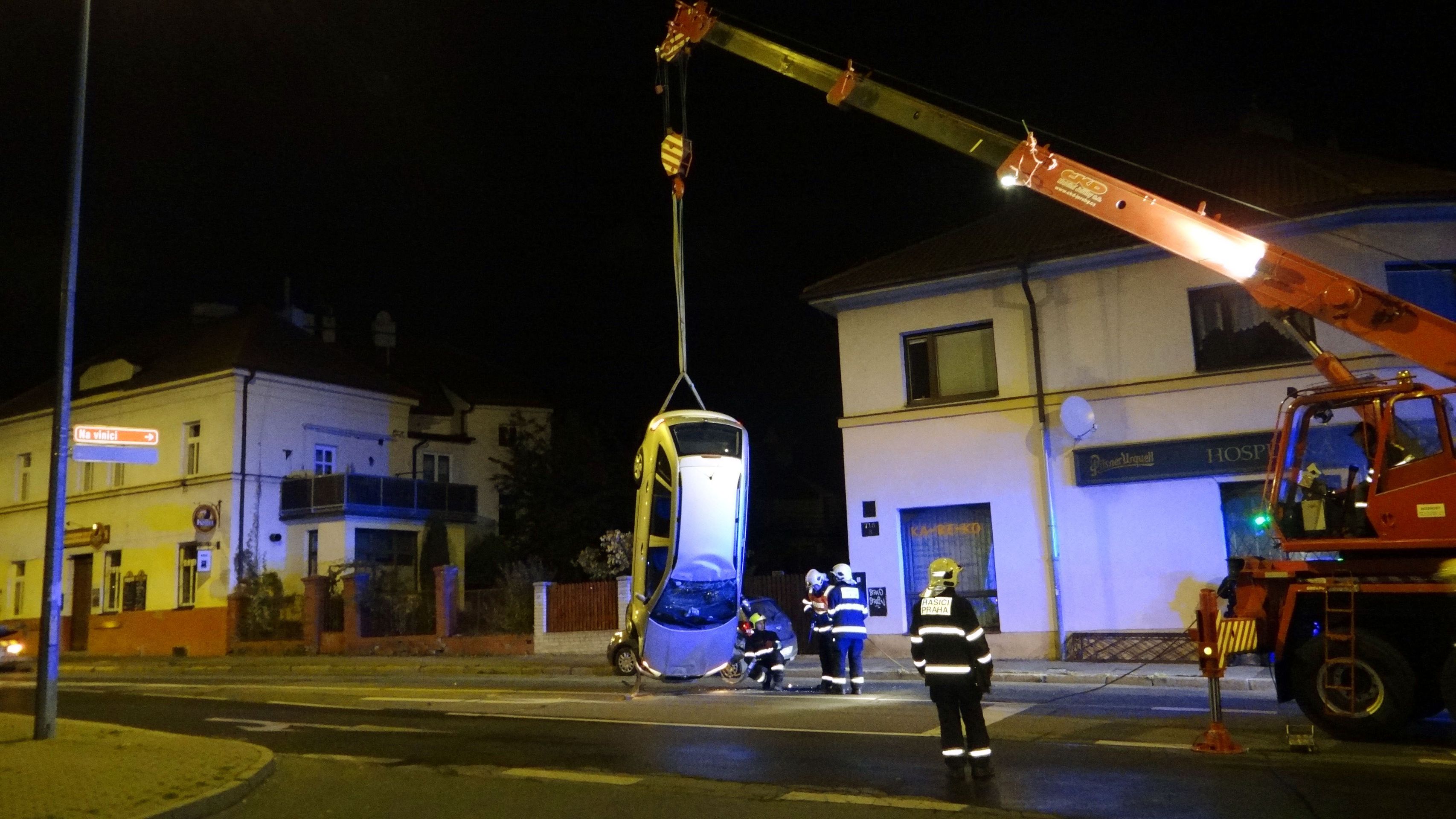 Opilý mladý řidič skončil s autem na střeše, když jel z hospody za svou přítelkyní. - GALERIE: Nehoda v pražských Strašnicích (4/4)