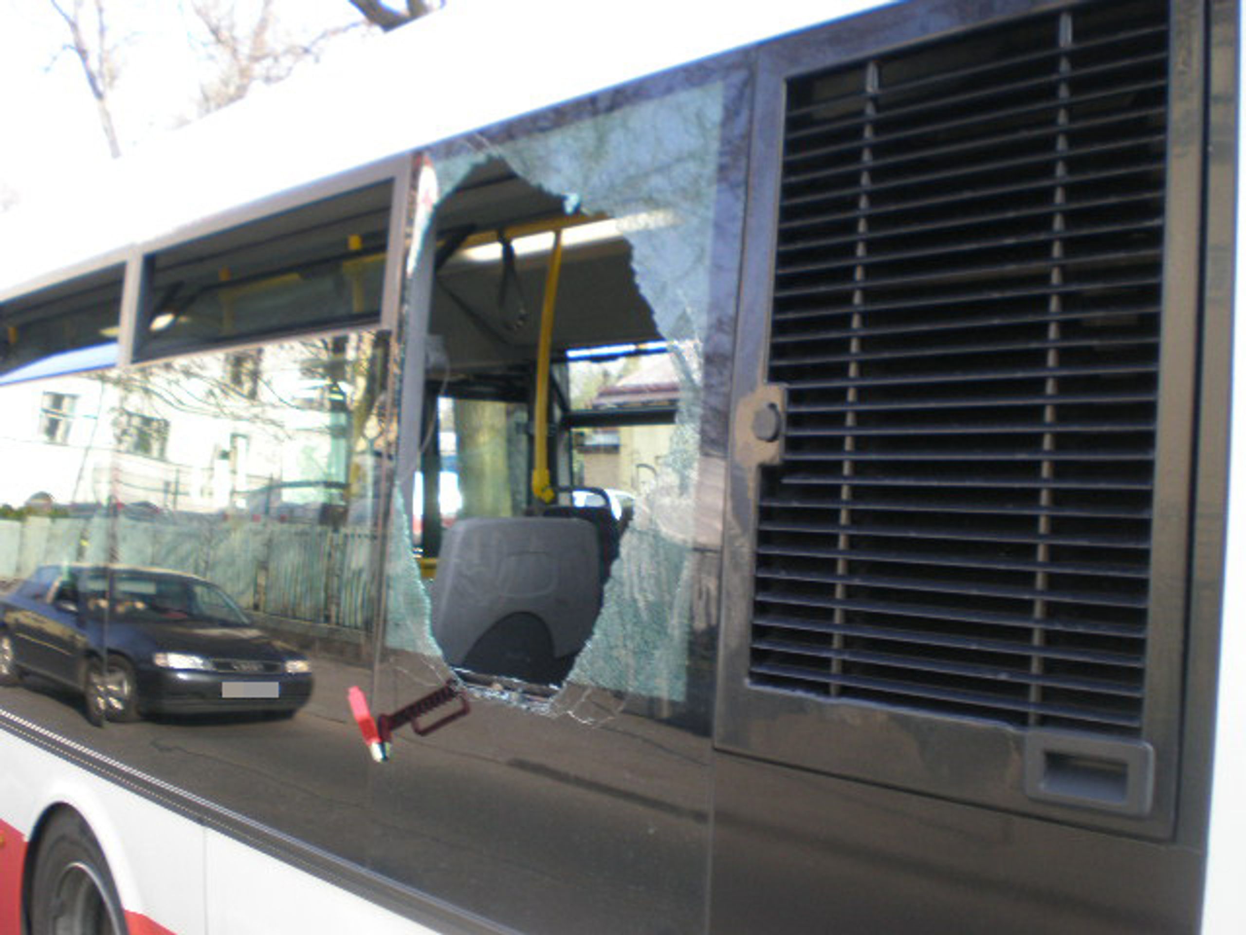 Muž vykopl v koloně okno autobusu a vyskočil - 1 - GALERIE: Muž vykopl v koloně okno autobusu a vyskočil (5/5)