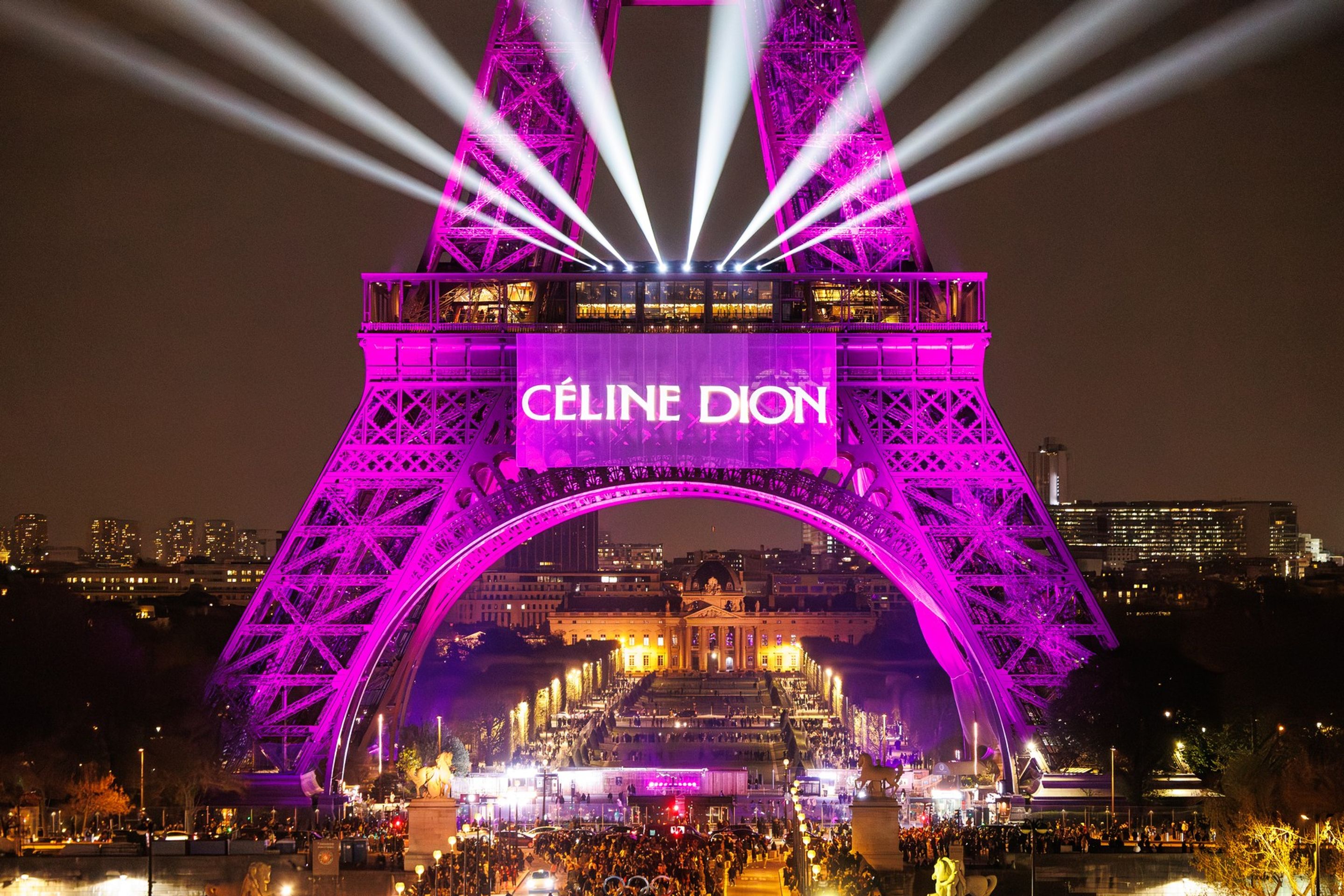 Eiffelova věž ohlásila návrat Celine Dion na pódium - Celine Dion se vrací na pódium (1/5)
