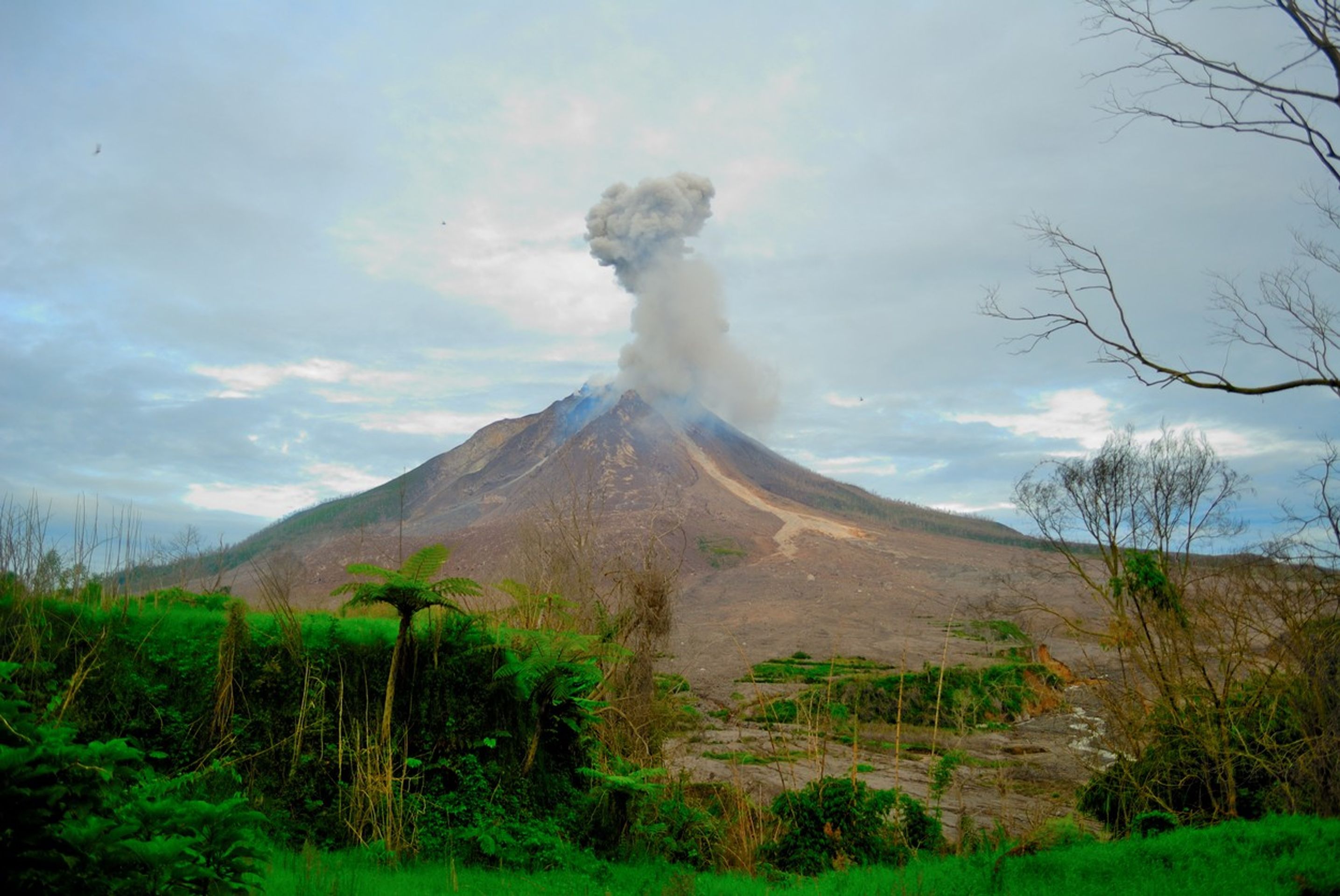 Výbuch stratovulkánu Sinabung - 15. 1.2017 - GALERIE: Erupce stratovulkánu Sinabung (1/7)