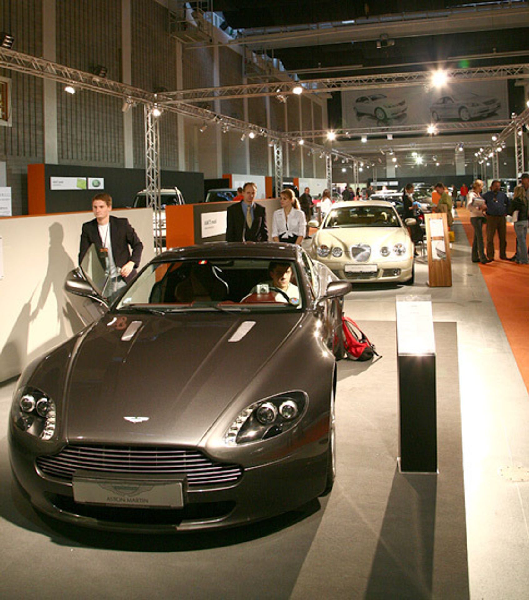 Aston Martin V8 Vantage - Sáhněte si na luxusní bouráky (6/6)