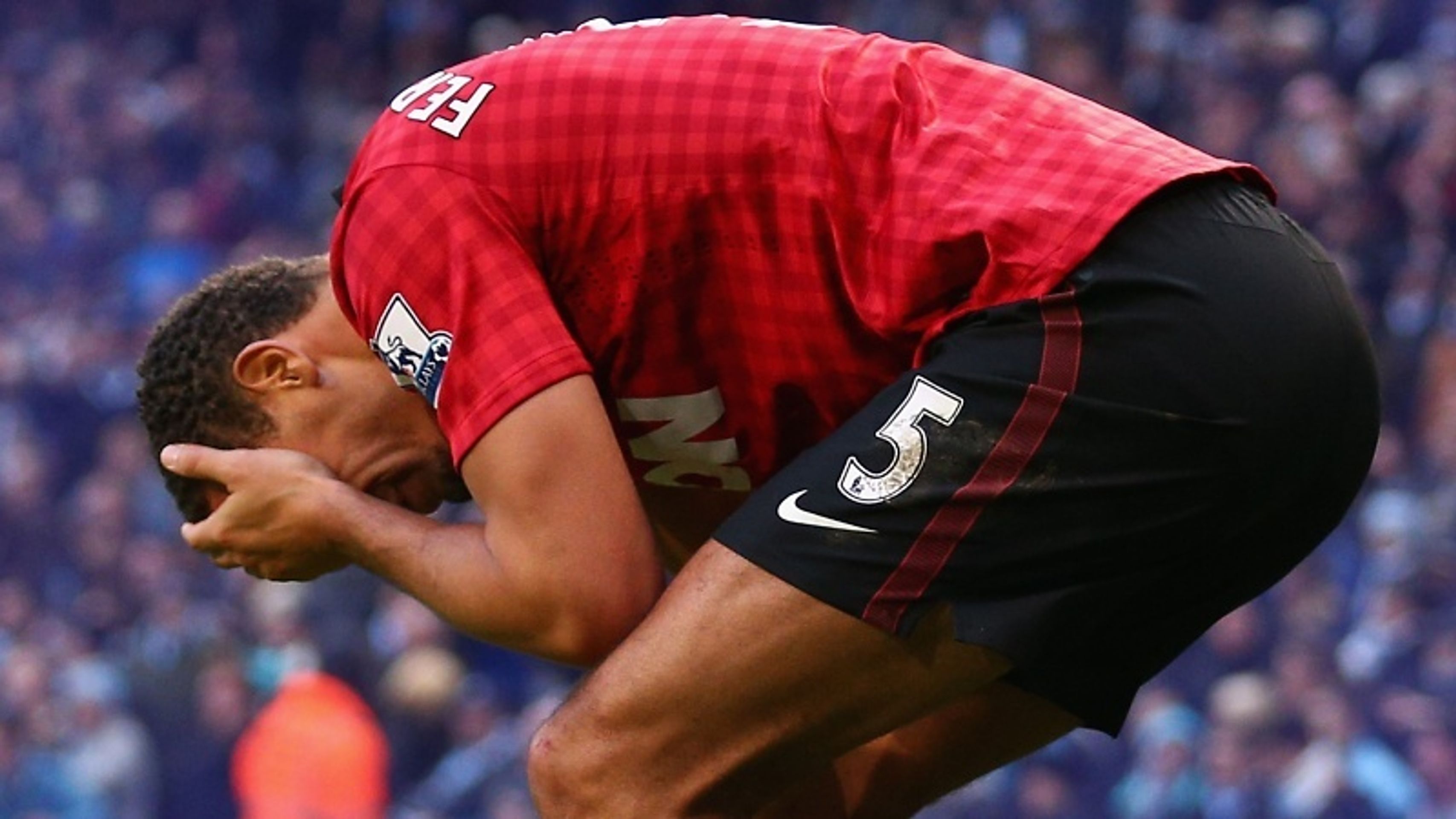 Fanoušci City krvavě zranili Ferdinanda z United - 3 - GALERIE: Fanoušci City krvavě zranili Ferdinanda z United (1/5)