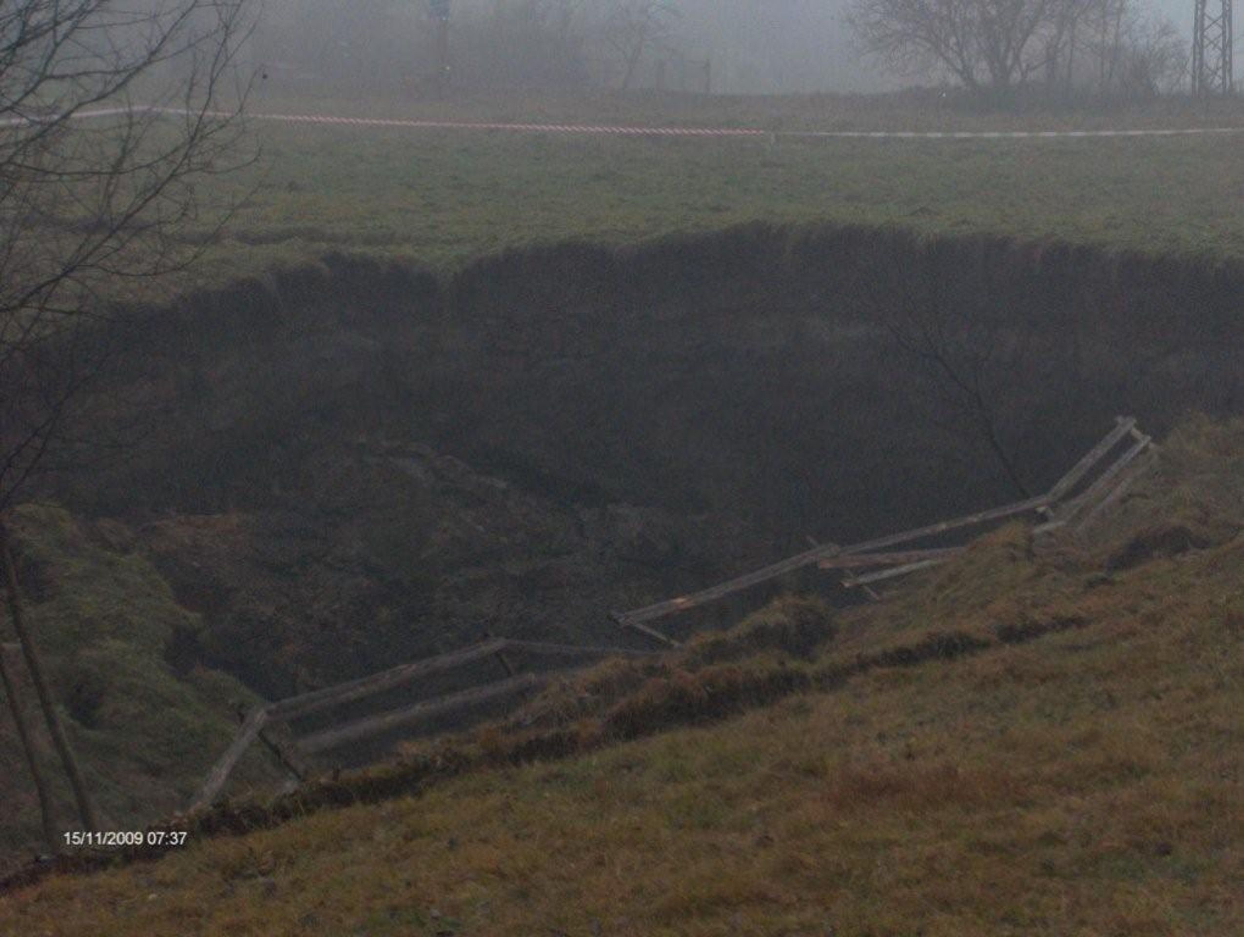 Kráter po zborceném tunelu v Mostech u Jablunkova - zdroj dobrovolní hasiči (SDH) Mosty u Jablunkova-8 - GALERIE: Propadlý tunel v Mostech u Jablunkova (12/15)