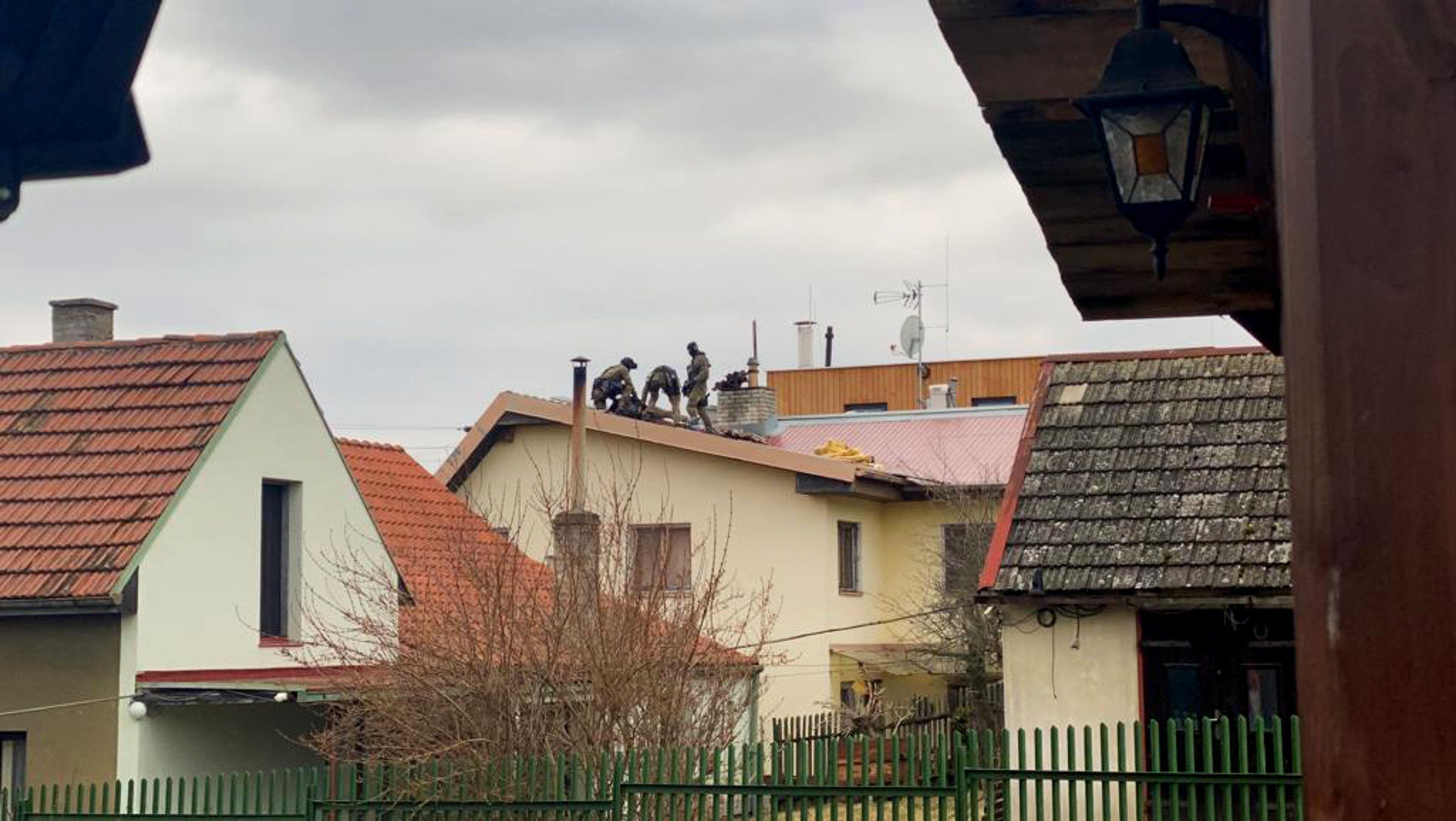 Muž na střeše v obci Kosoř - 7 - GALERIE: Útočník napadal rodiče, před policií utekl na střechu (7/13)