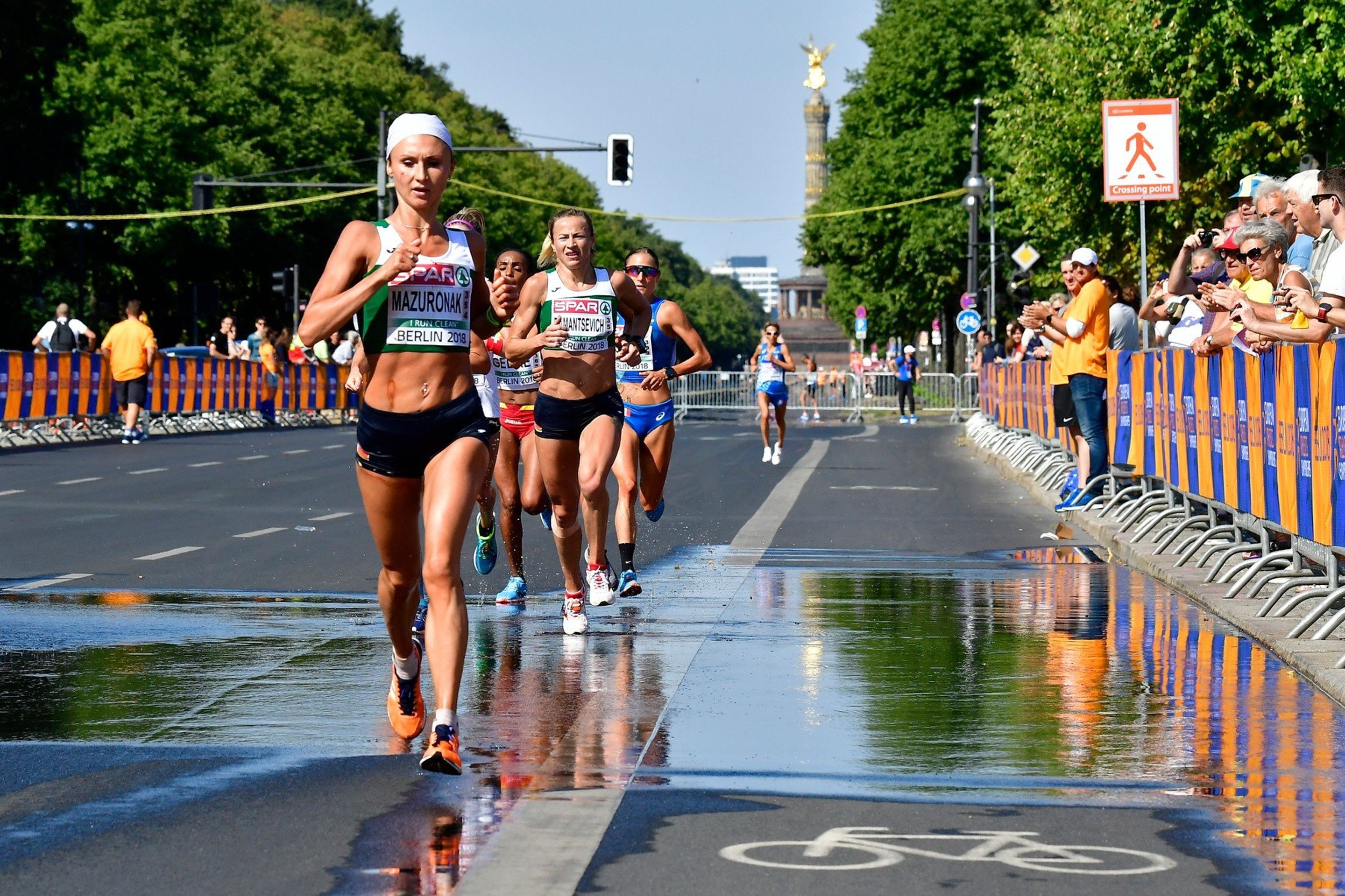 Volha Mazuronaková - GALERIE: Maratonkyně během závodu silně krvácela z nosu (1/4)