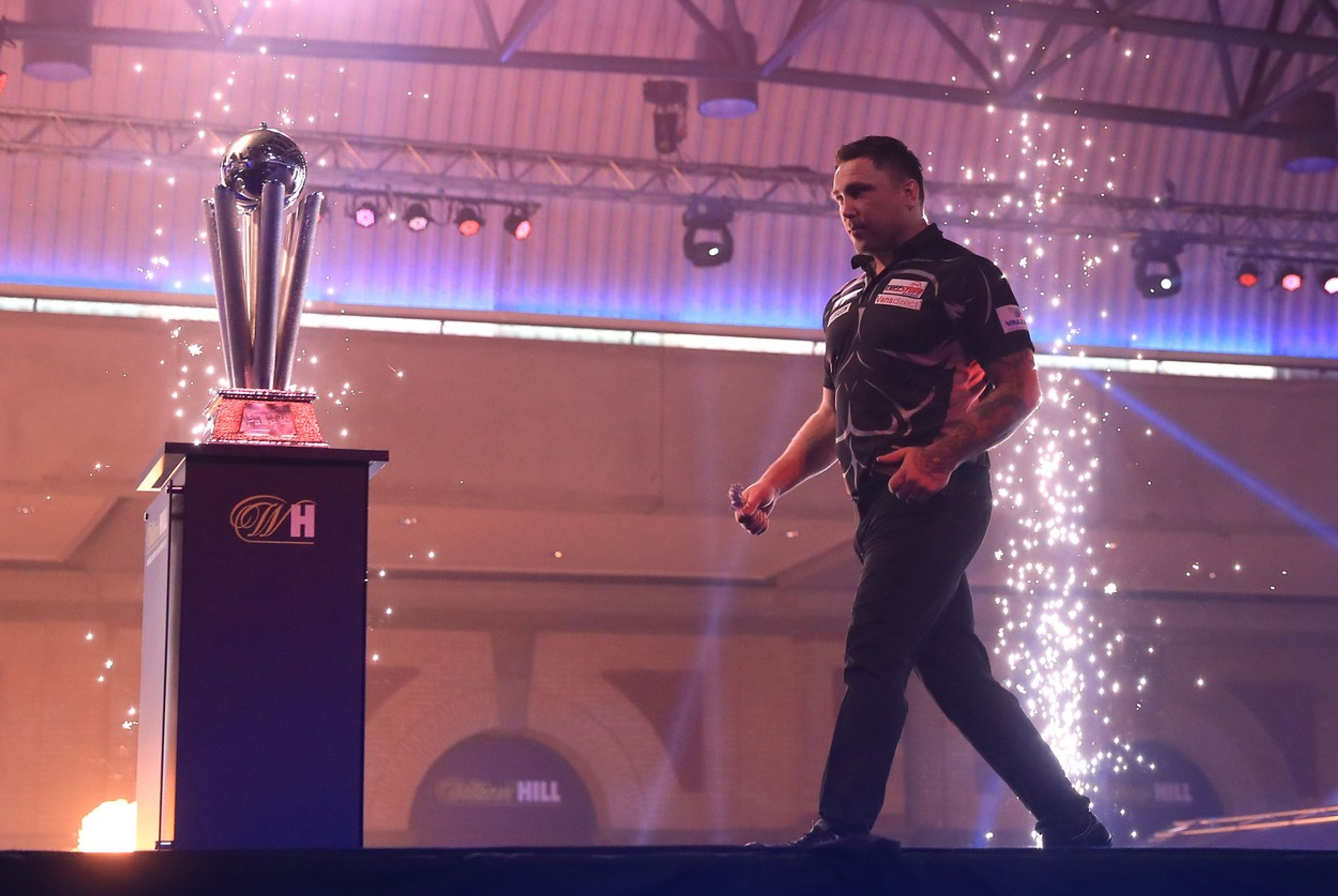 Gerwyn Price si jde vzít trofej pro mistra světa - GALERIE: Gerwyn Price je novým šipkařským mistrem světa! (7/8)