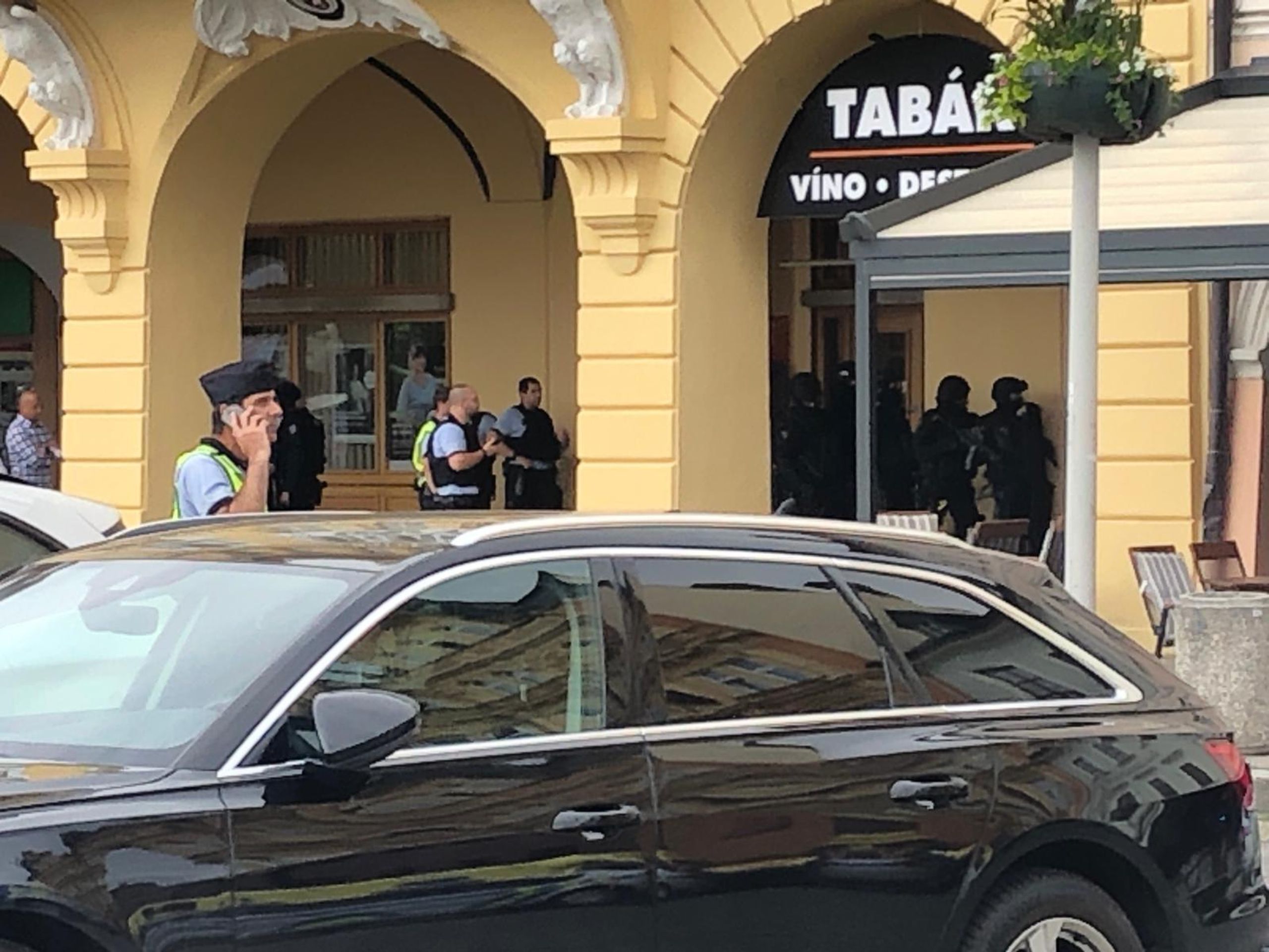 V Českých Budějovicích drží muž rukojmí, - 1 - GALERIE: V Českých Budějovicích drží muž rukojmí (1/5)
