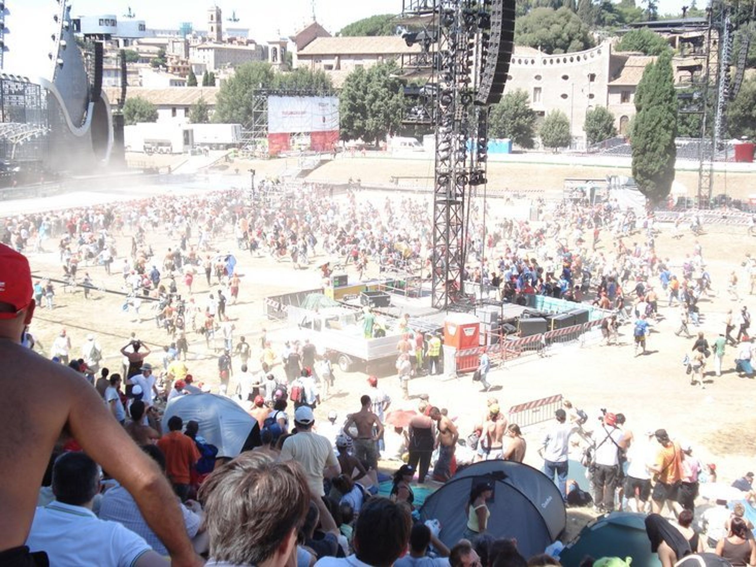 Koncert Genesis v římském Circo Massimo - úprk fanoušků ke hrazení před pódiem - OBRAZEM: Koncert Genesis v Římě pro půl milionu fanoušků (5/7)