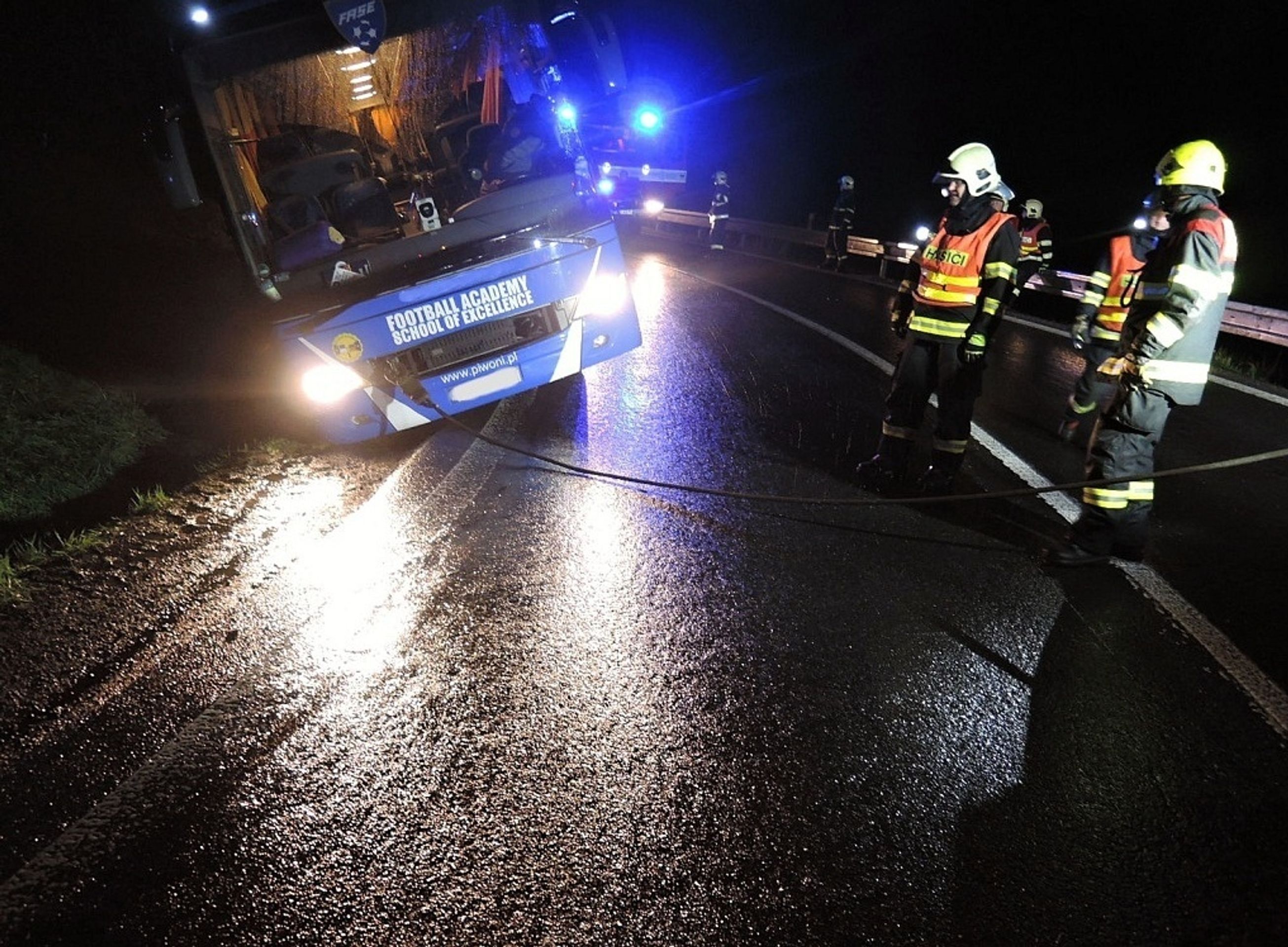 Nehoda autobusu s dětmi - 5 - GALERIE: Autobus s dětmi vyjel ze silnice (3/7)