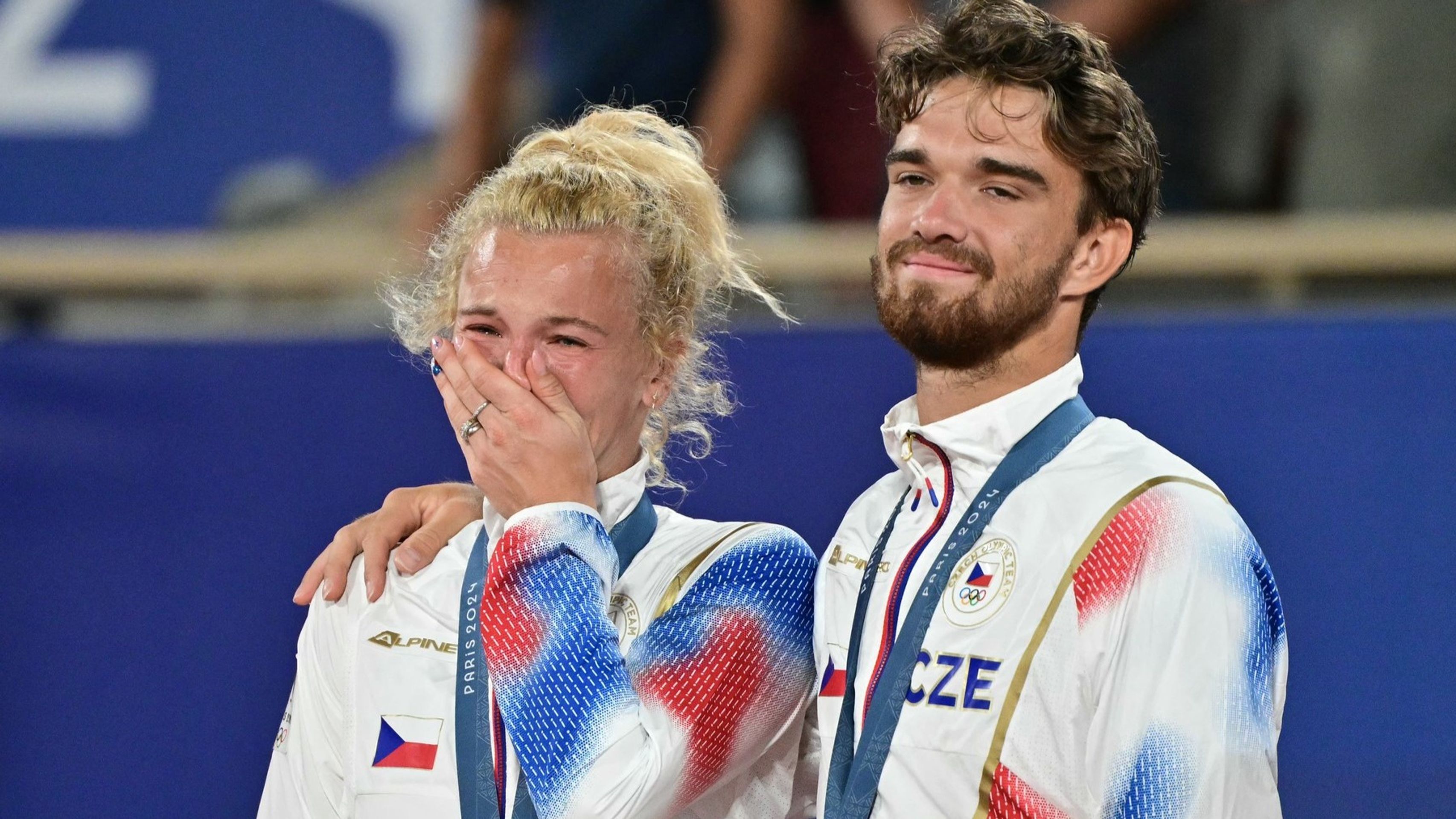 Kateřina Siniaková se po vítězství na OH rozplakala - Tenisté Macháč a Siniaková mají zlato z OH v Paříži (4/7)