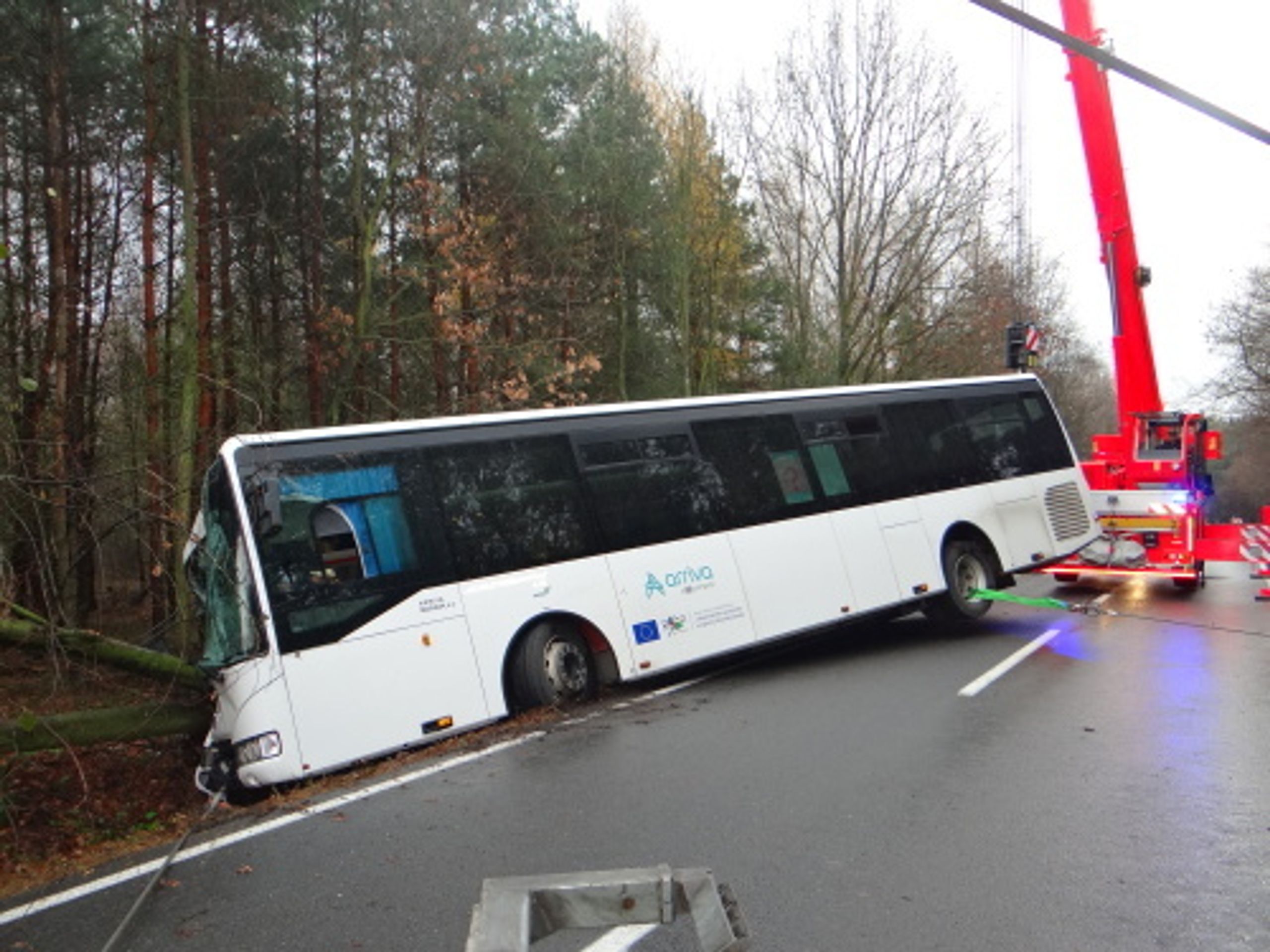 Autobus v příkopu na Opavsku vyprošťovali hasiči - 12 - GALERIE: Autobus na Opavsku vyprošťovali z příkopu hasiči (9/20)