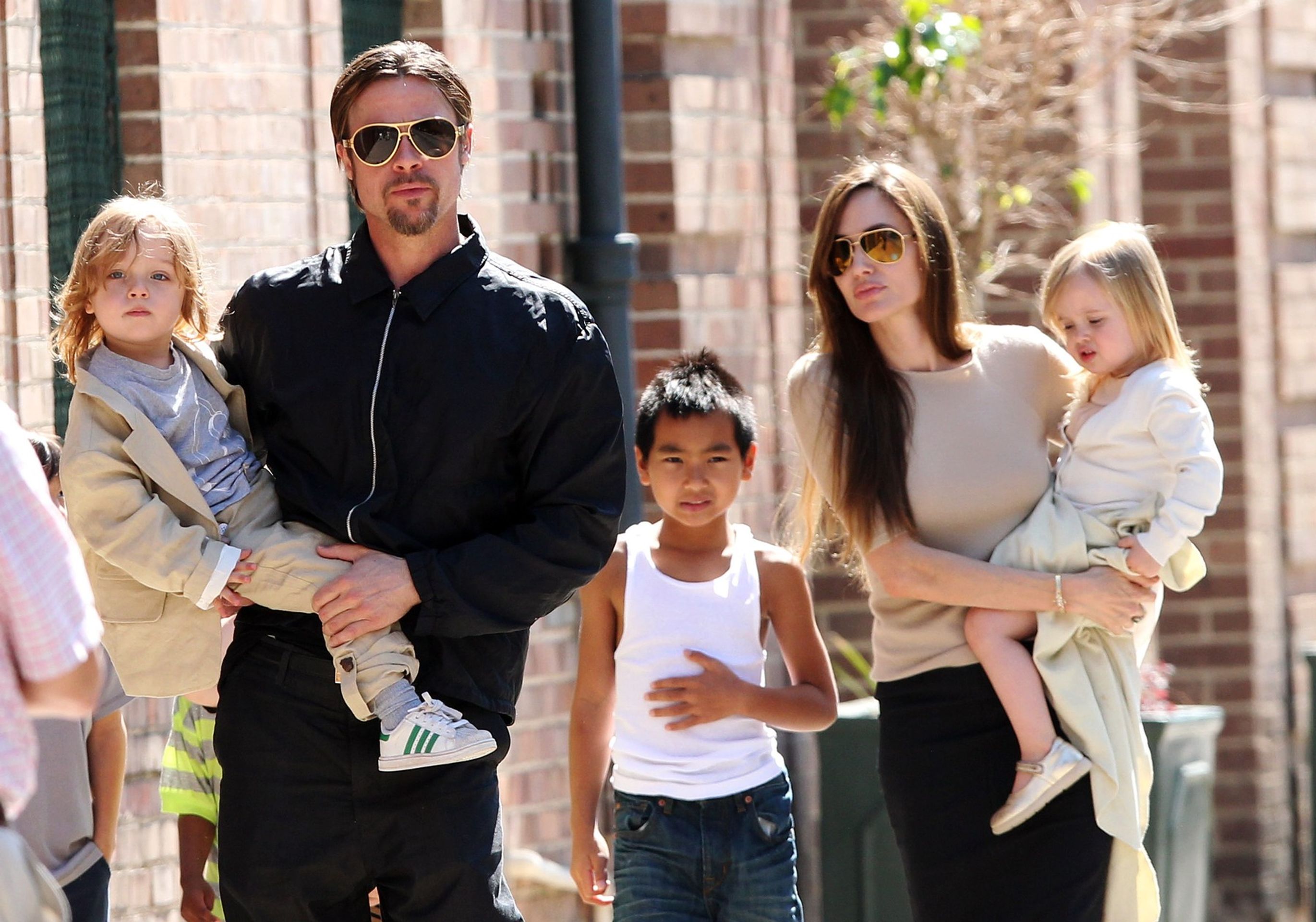 Angelina Jolie a Brad Pitt s dětmi, 20. 3. 2011 - Angelina Jolie a Brad Pitt s dětmi (1/5)