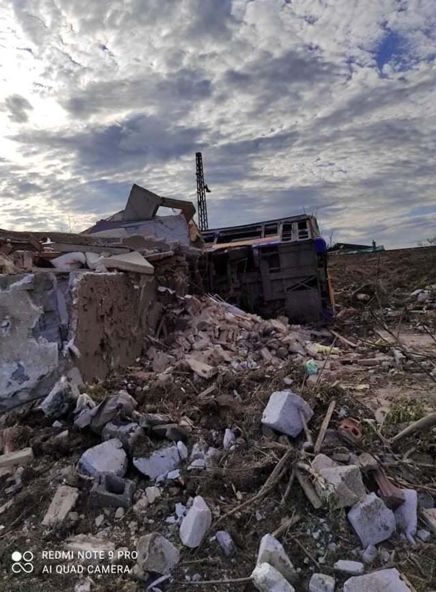 Autobus zasažený tornádem - 4 - GALERIE: Autobus strhlo tornádo, zraněná Bára šla pro pomoc (3/6)